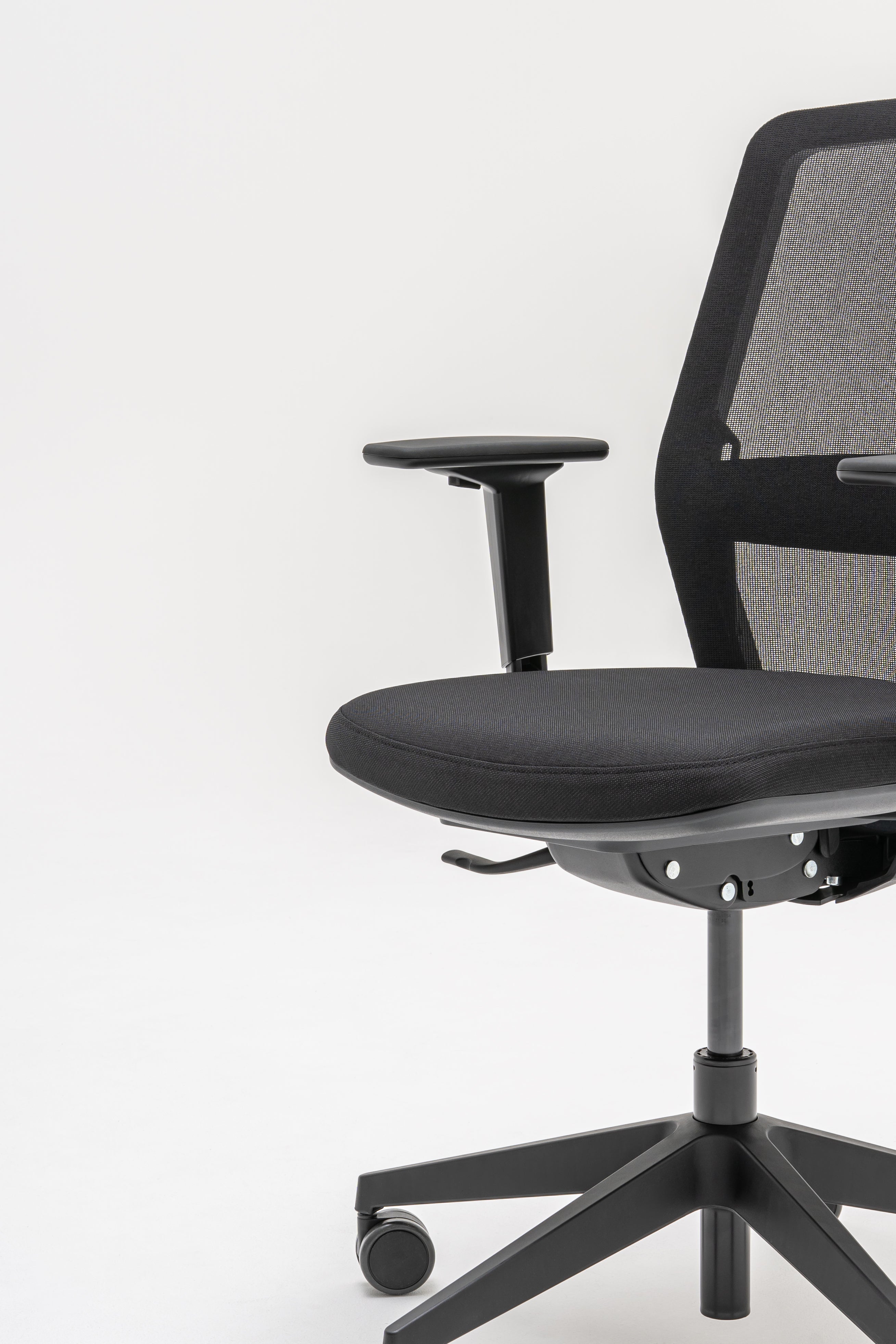 Armchair with an openwork EVO backrest adjustable base with wheels to the hard surface