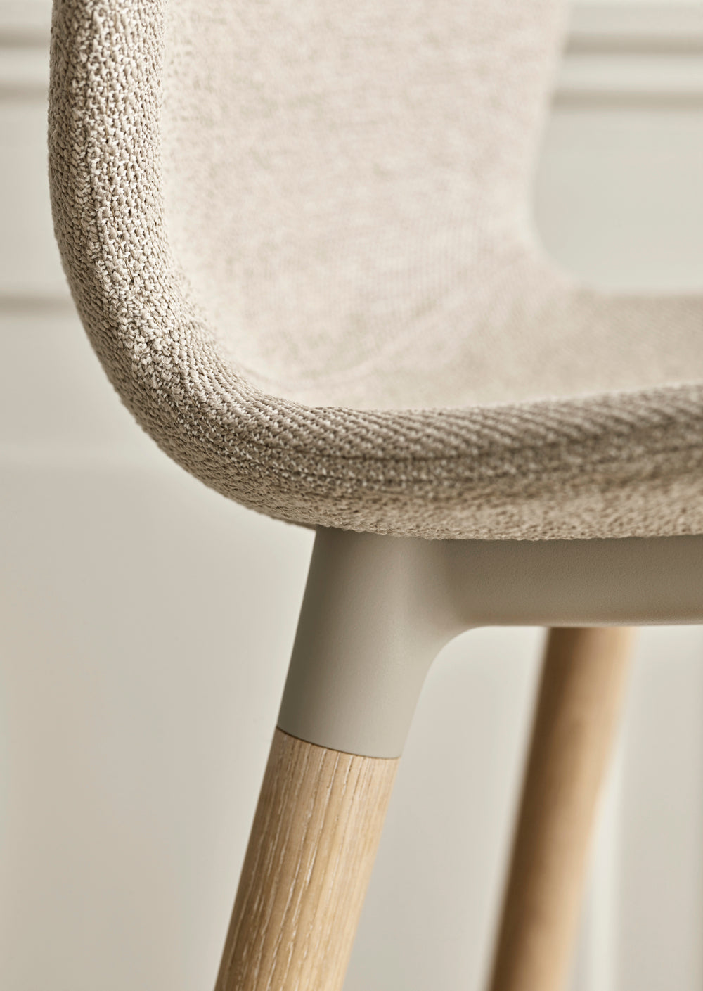 Seed chair upholstered with an oak base