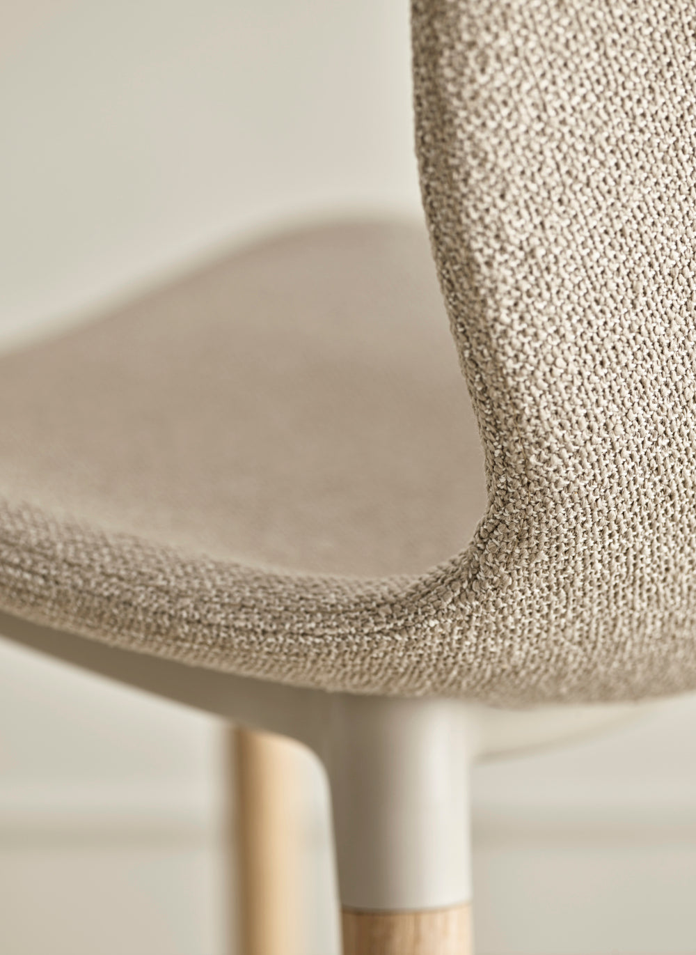 Seed chair upholstered with an oak base