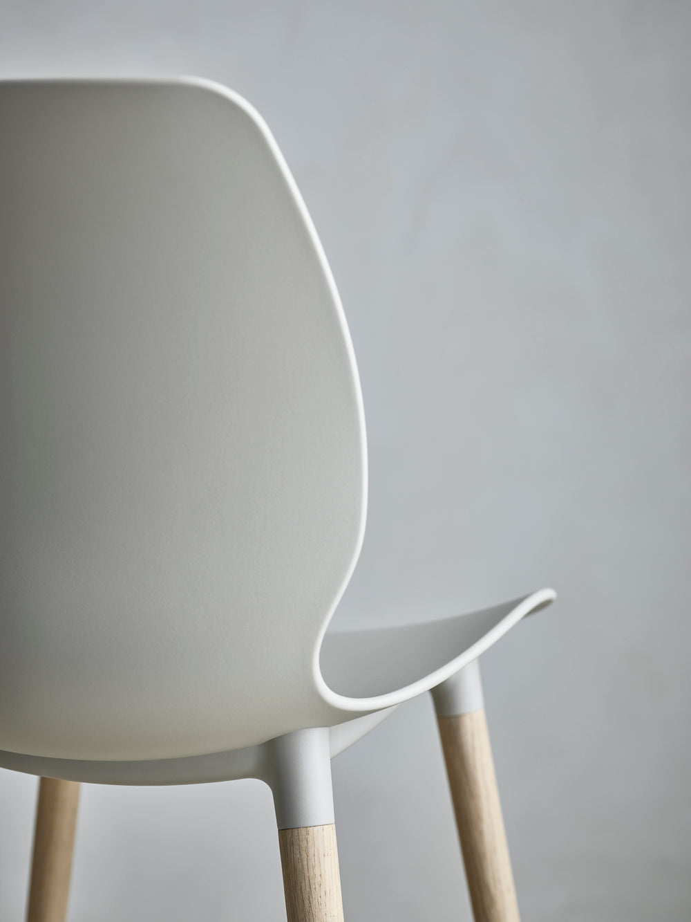 Seed gray chair with a whitened base