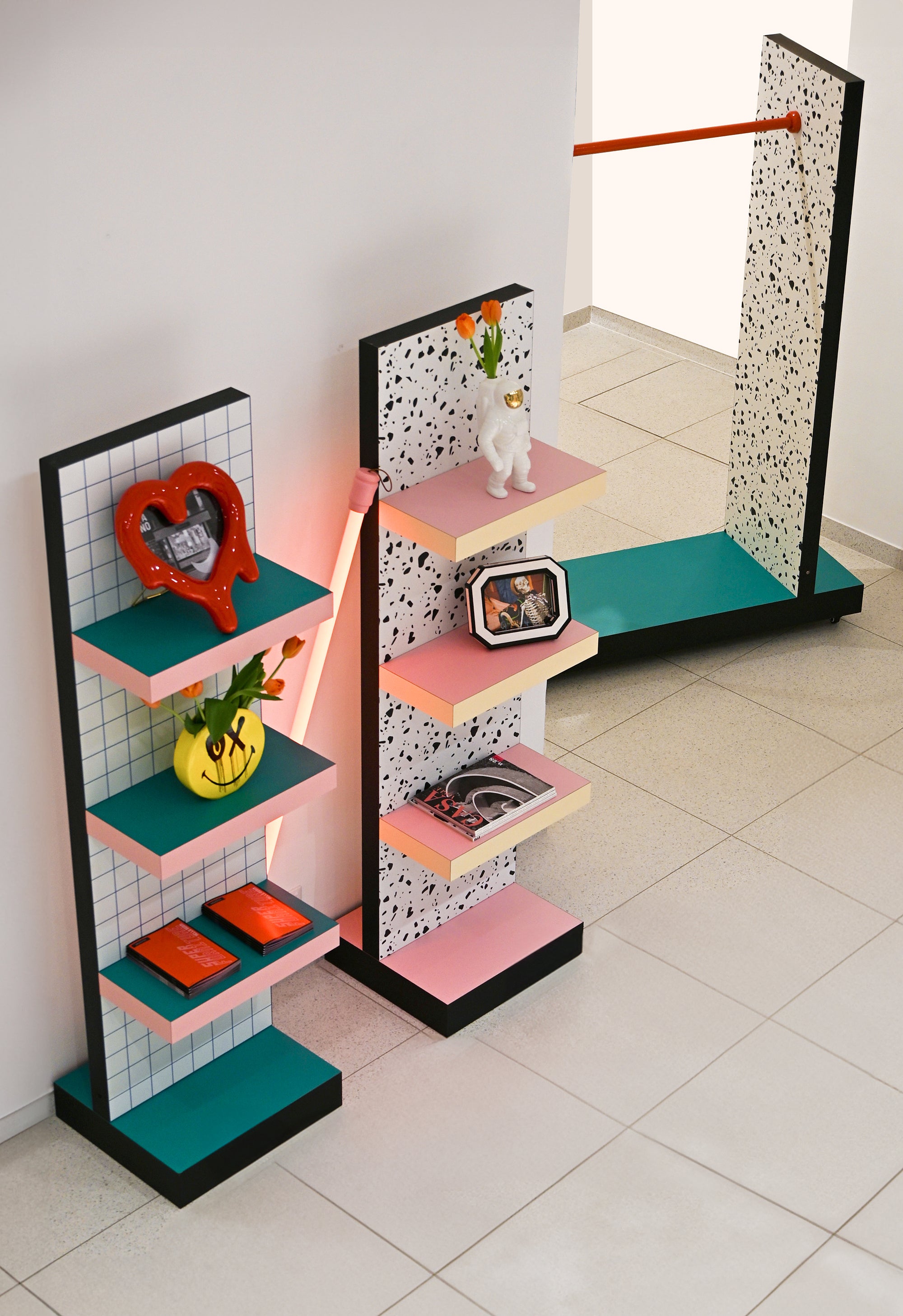 Regal SUPERSHELF TERRAZZO weiß mit Gelb und Rosa