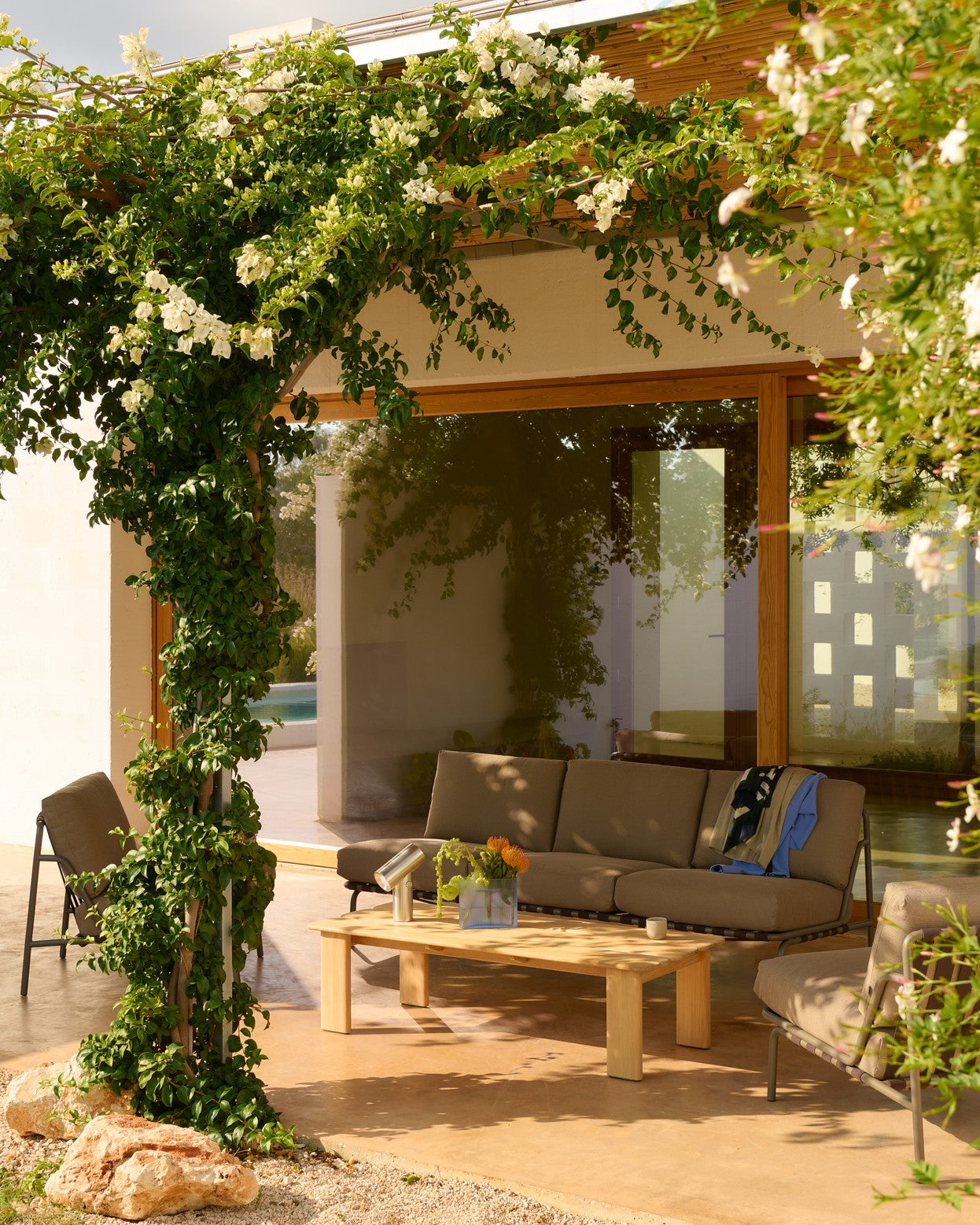 SETTLE Outdoor Armchair in Brown with Taupe Base