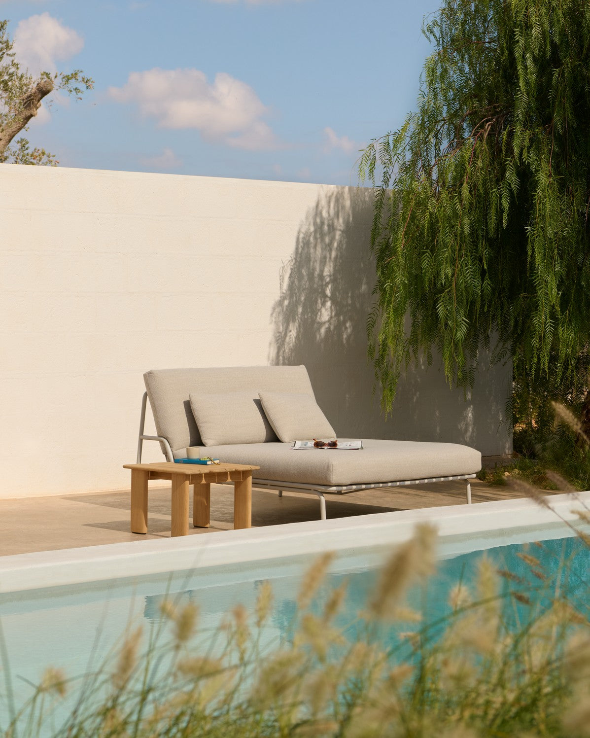 SETTLE Outdoor Lounger Light Gray with Gray Base