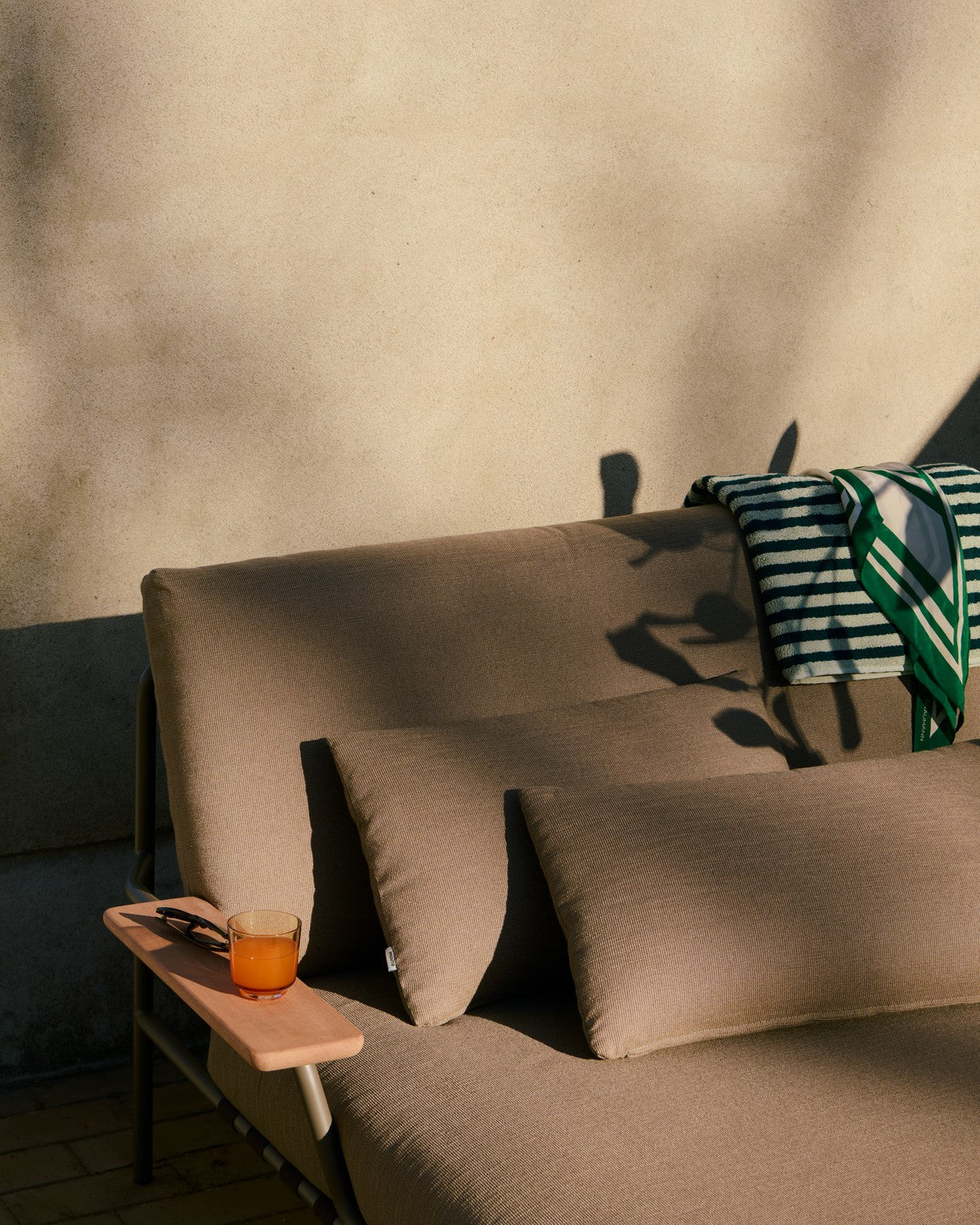 Outdoor chaise lounge with armrests SETTLE brown with taupe base [Amelia]