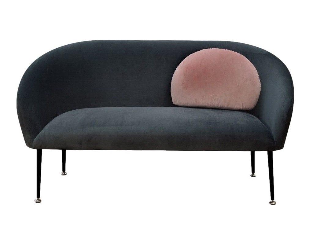 Sofa PLUM ciemnoszary z różową poduszką Happy Barok    Eye on Design