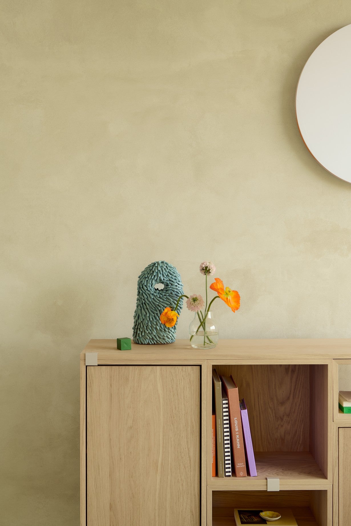 Wandleuchte CALM weiß mit orangefarbenem Rand