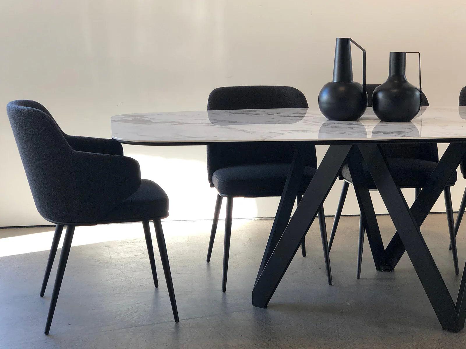 Stół CARTESIO kremowy marmur z metalową podstawą Calligaris    Eye on Design