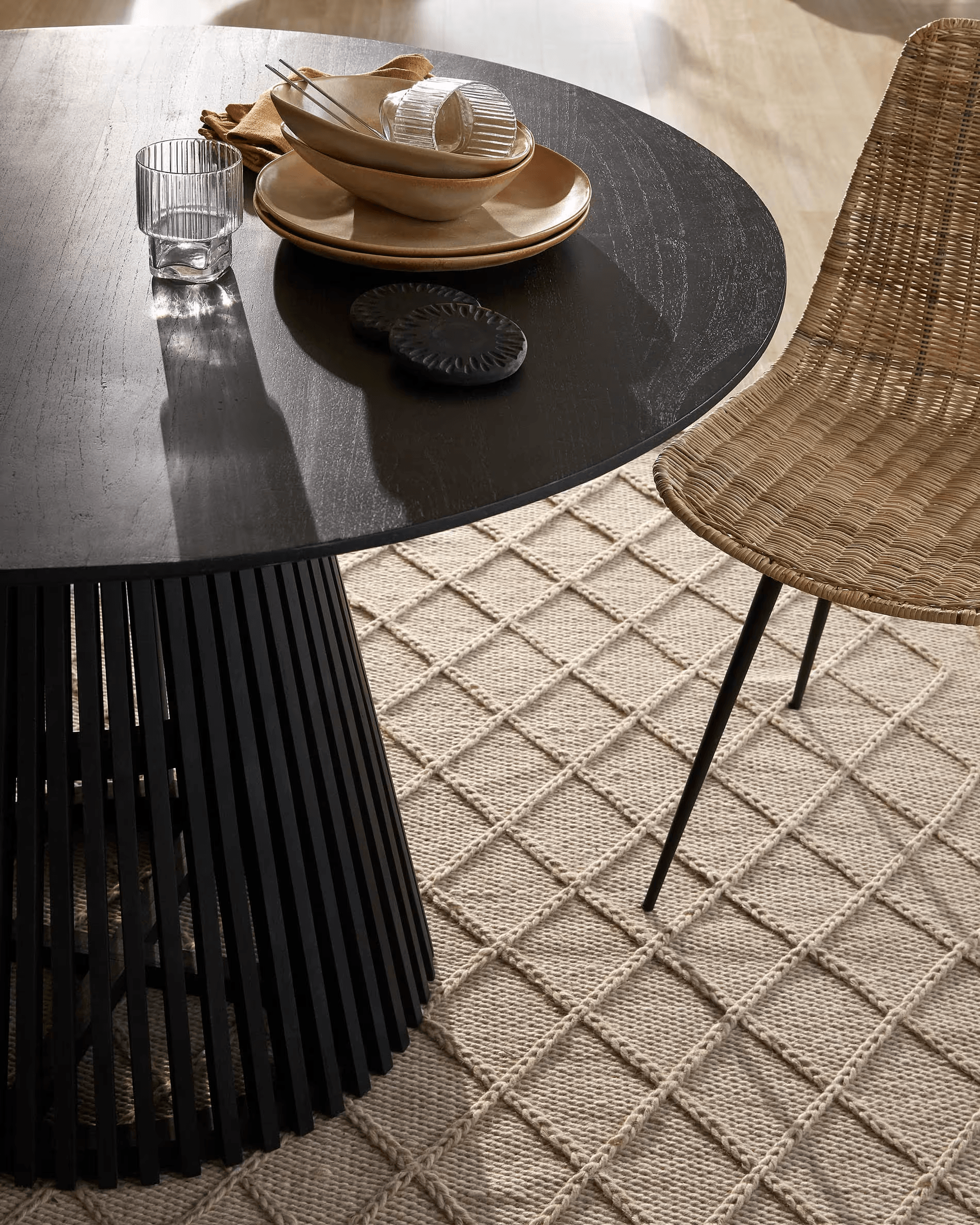 Stół JEANETTE czarne drewno tekowe La Forma    Eye on Design