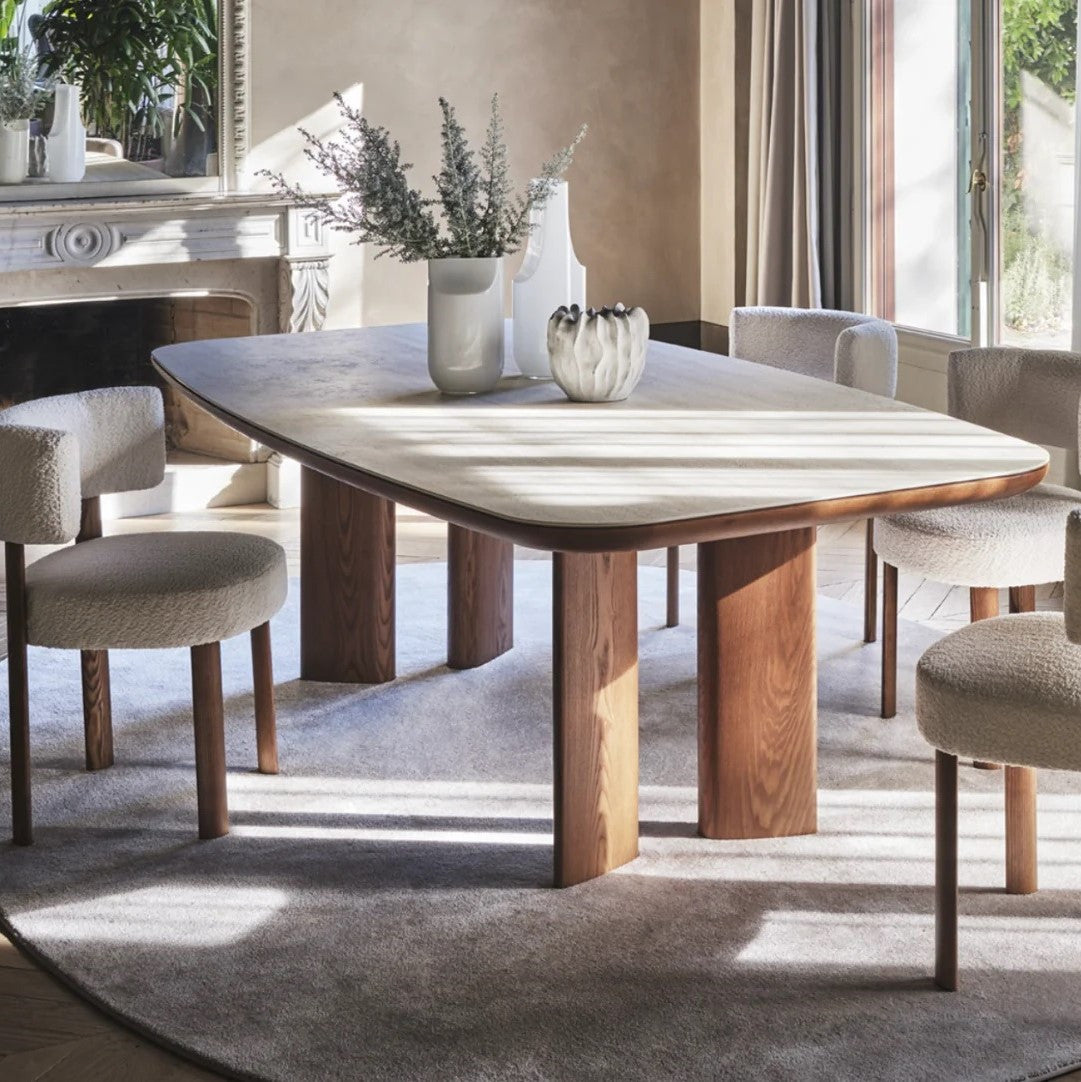 Ausziehbarer Tisch SANDY mit keramischer Oberfläche, die Travertin imitiert, und einem Fuß aus Nussbaum