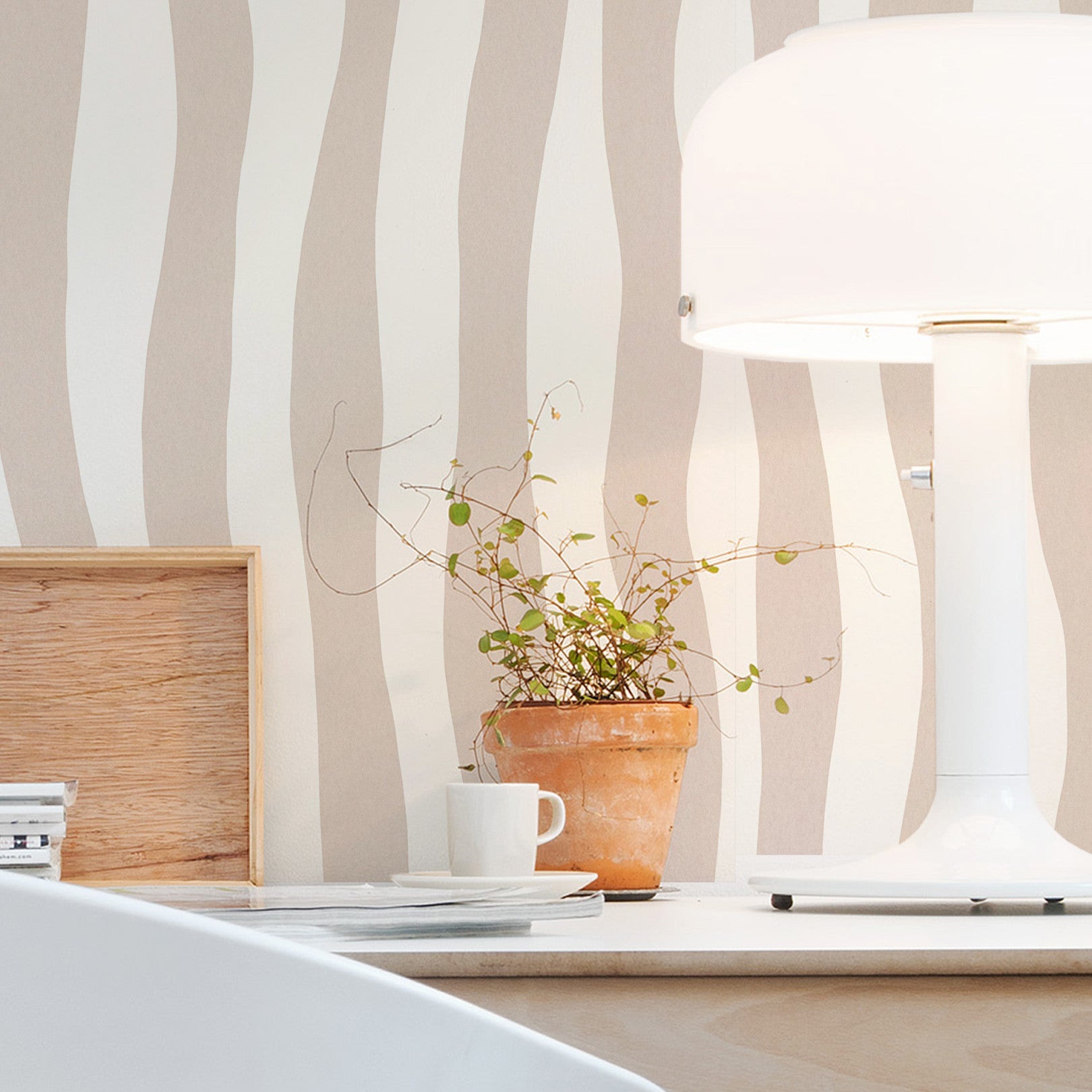 Strukturierte Tapete mit abstraktem Muster in wellenförmigen Streifen SUNDAE - BEIGE POUDRE pudriges Beige