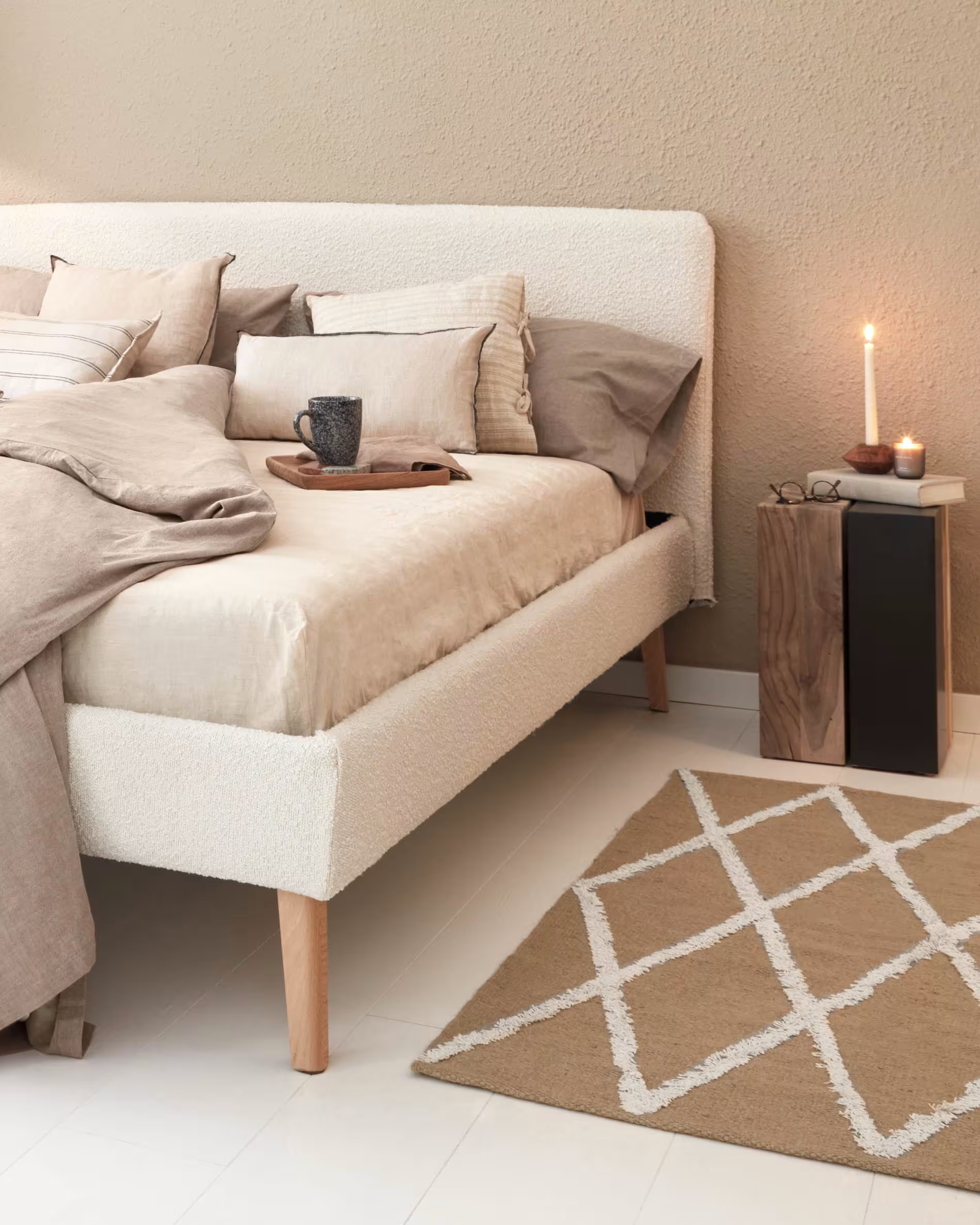 Łóżko DYLA biały boucle La Forma    Eye on Design