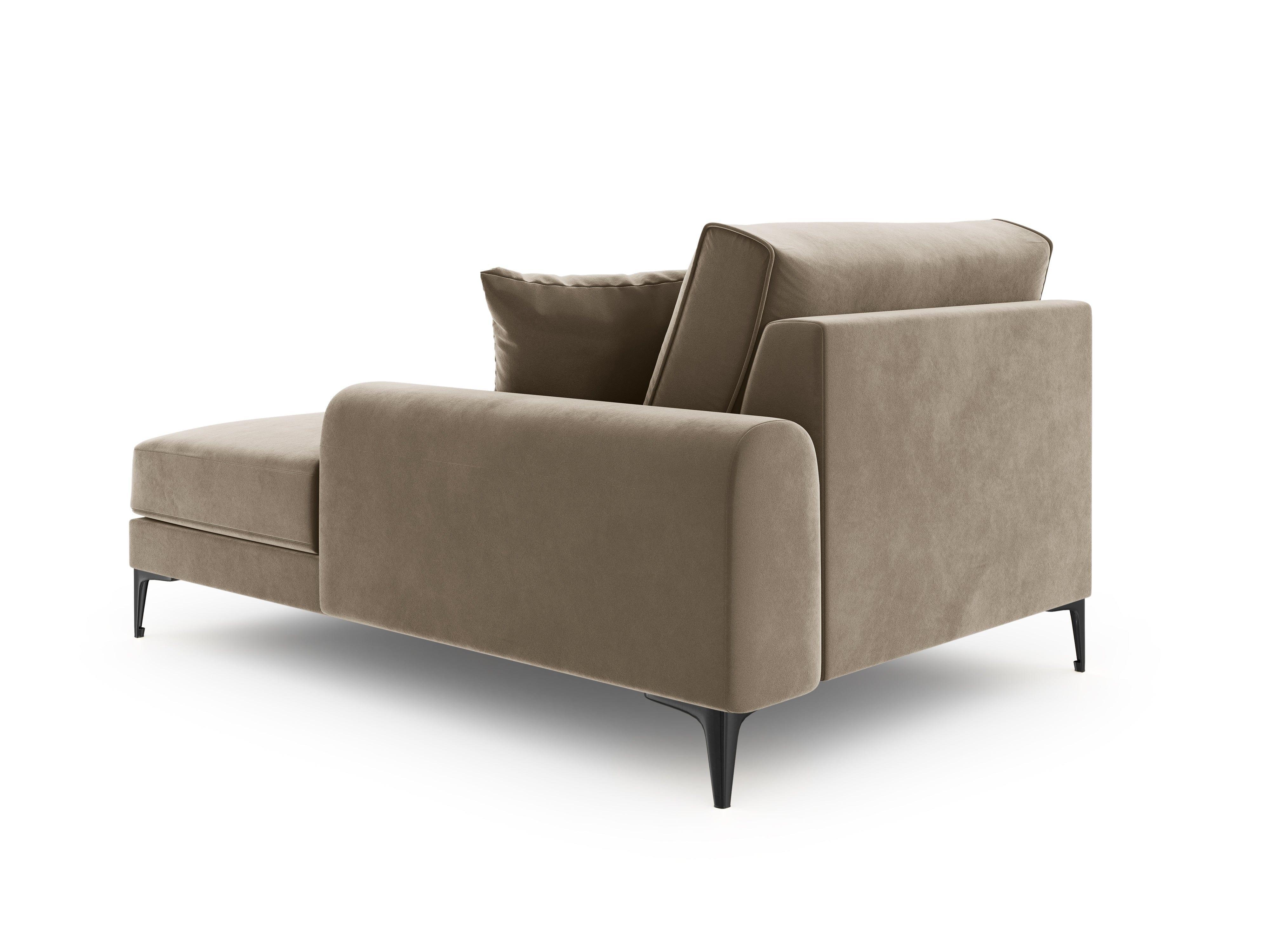 Szezlong aksamitny prawostronny MADARA cappuccino z czarną podstawą Mazzini Sofas    Eye on Design