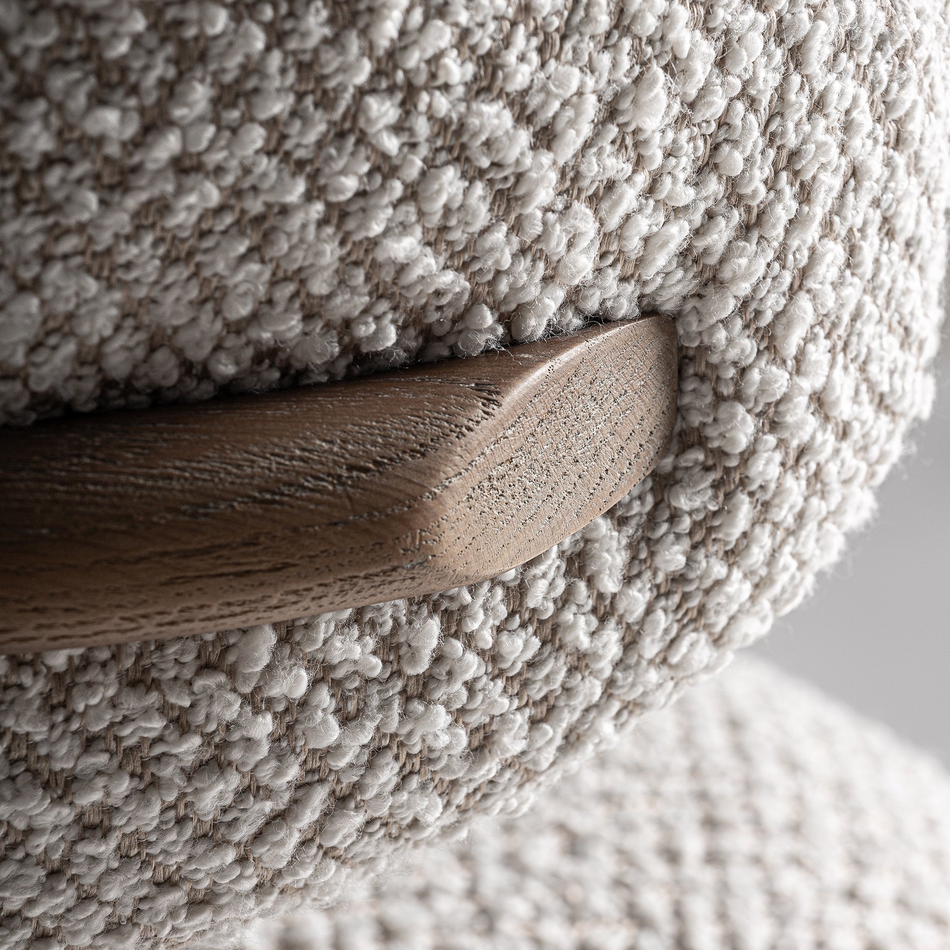 Hocker ERLEC jasbeige mit dunklem Eschenfuß