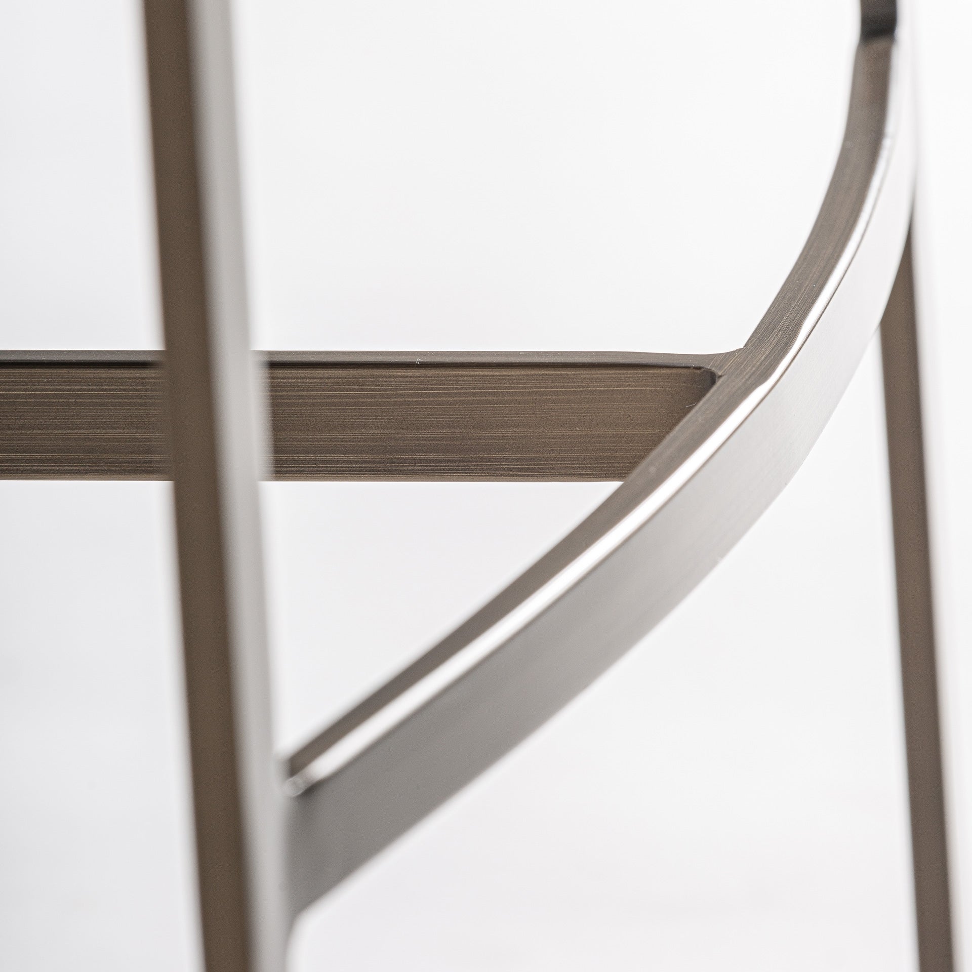 Barhocker GERB beige mit gebürstetem goldenen Fuß