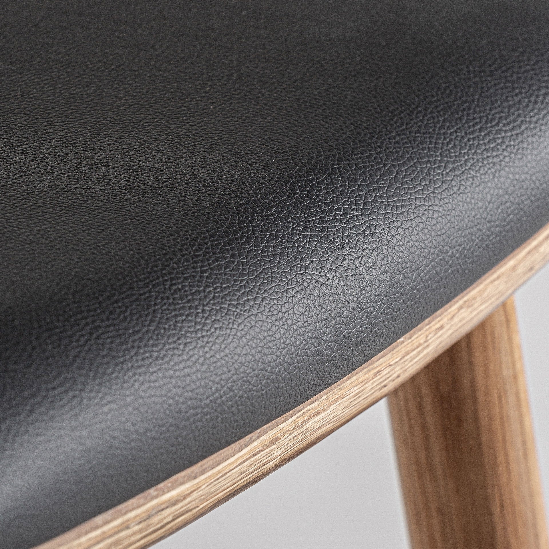 Barhocker MARCIAC aus Eichenholz mit schwarzem Kunstleder