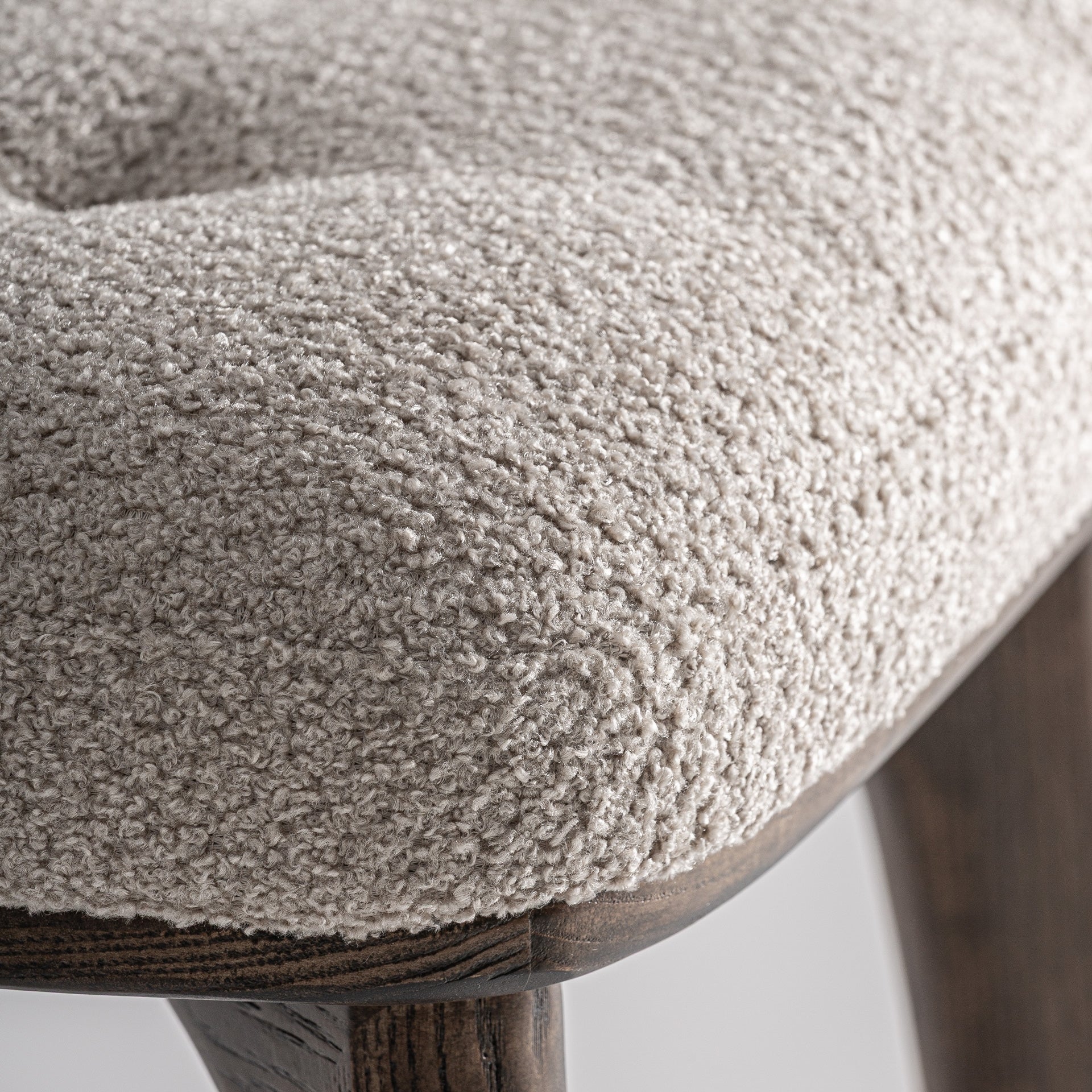 Hocker ZEMST beige mit Eschenbasis