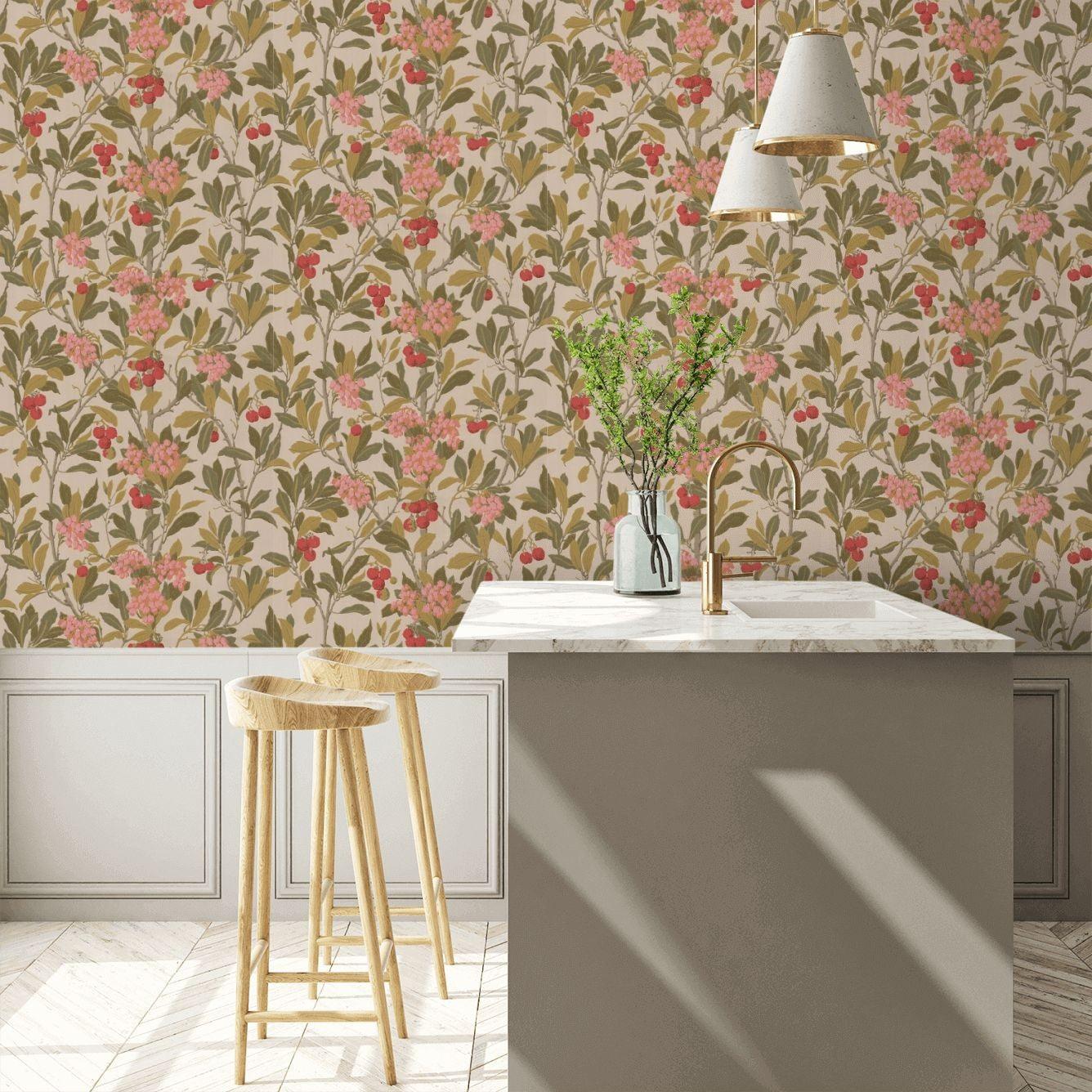Tapete mit pflanzlichem Motiv von Früchten und Blättern ARCHIVE ANTHOLOGY - Erdbeerbaum rosa auf hellem Grün