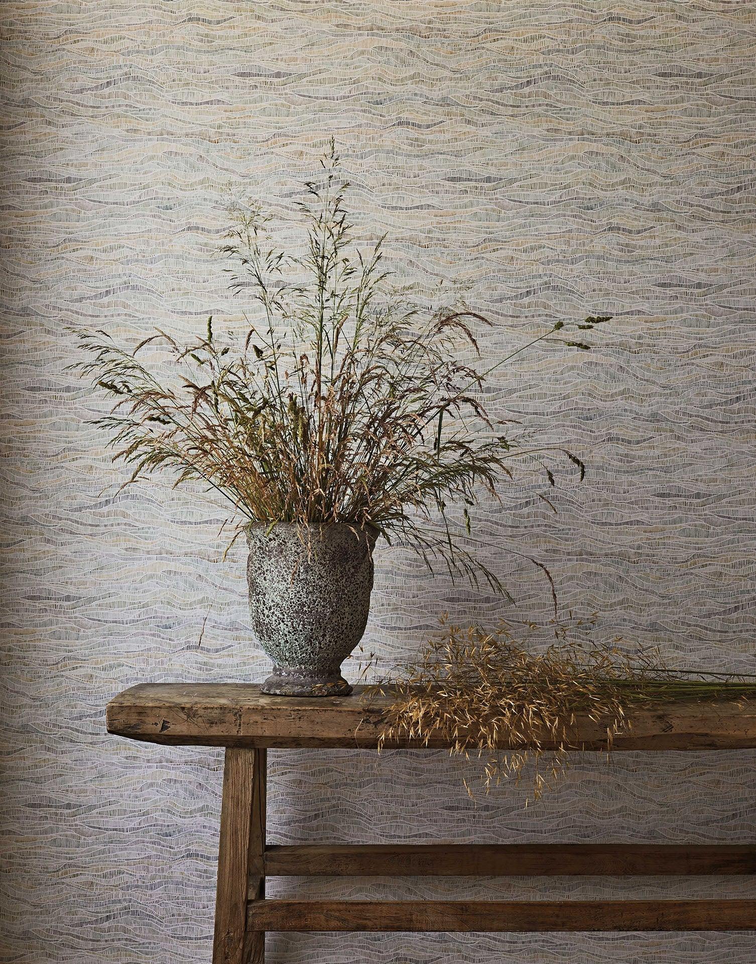 Tapete mit abstraktem wellenförmigem Muster BOTANICAL BOTANICA - Wiese metallisch braun