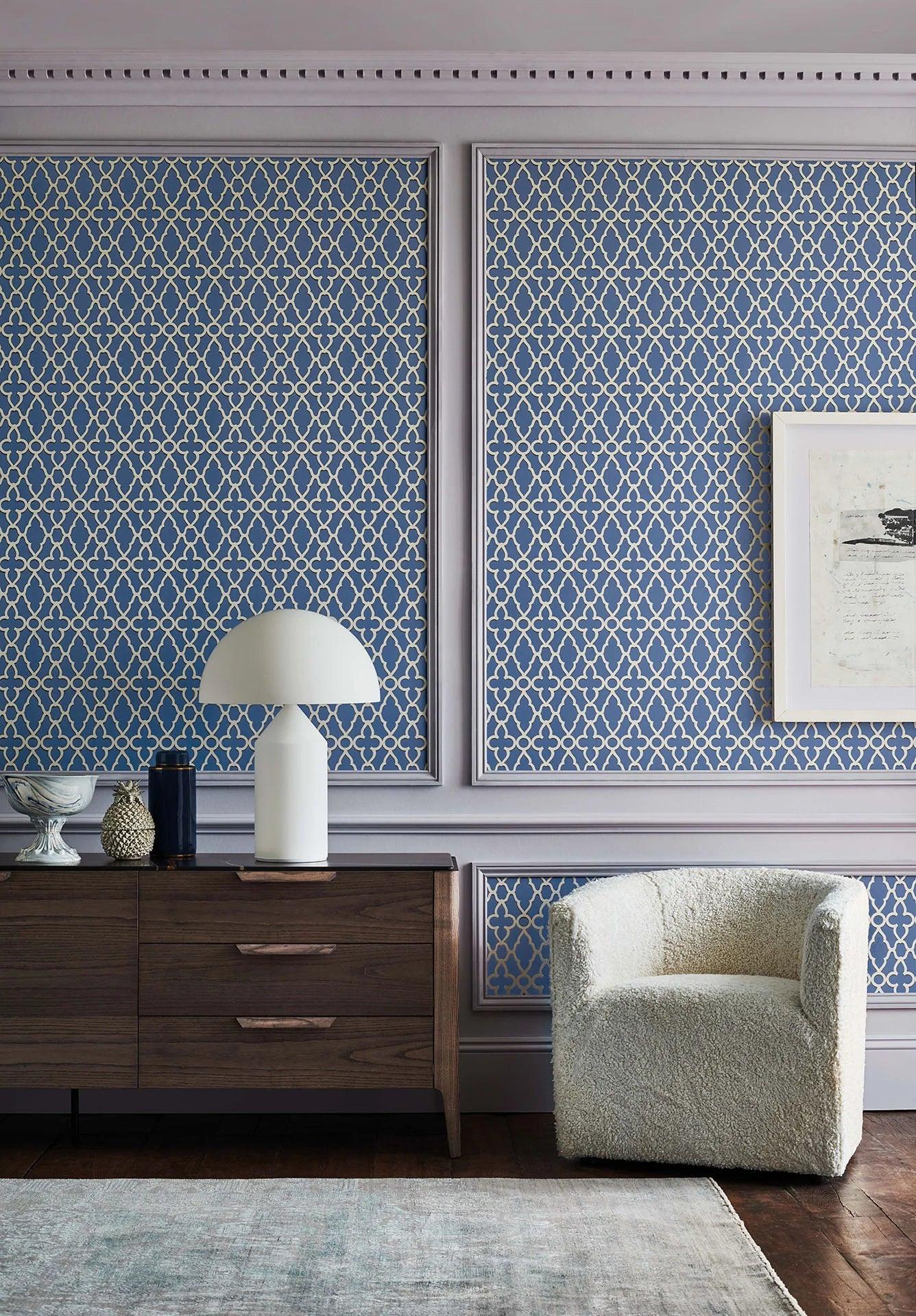 Tapete mit geometrischem Muster DER PEARWOOD-KOLLEKTION - Blaue Treillage auf Granat