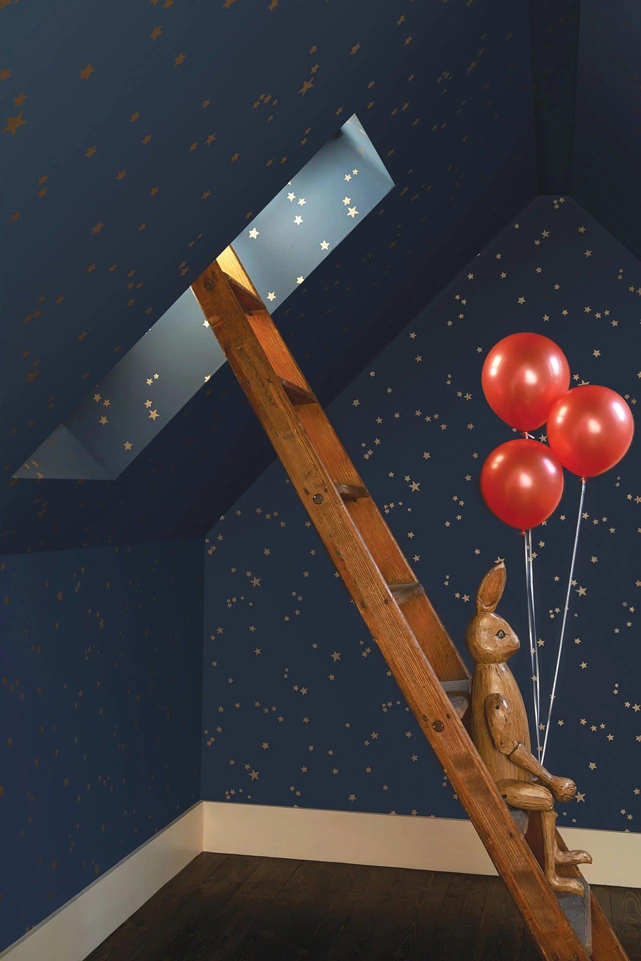 Tapete mit abstraktem Sternenmuster WHIMSICAL - Sterne weiß auf beige