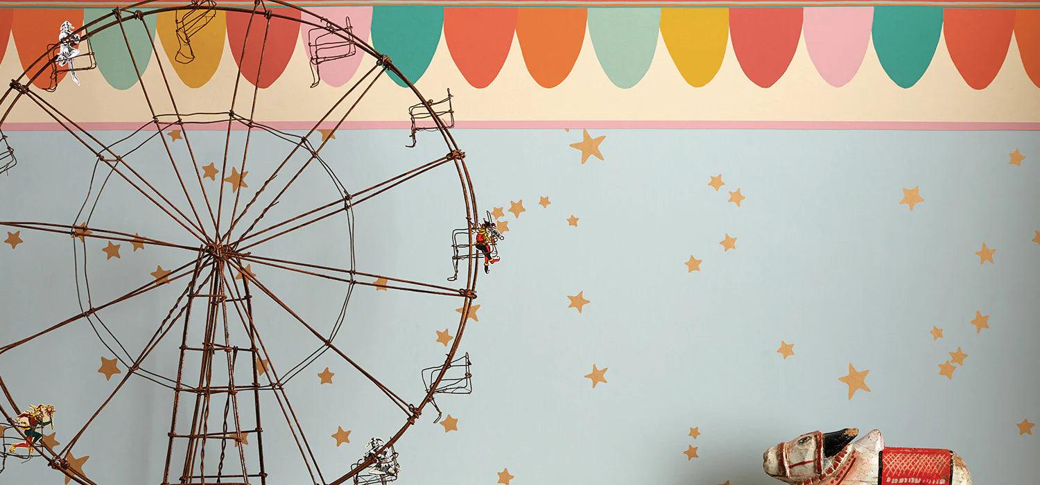 Tapete mit abstraktem Sternenmuster WHIMSICAL - Sterne gold auf beige