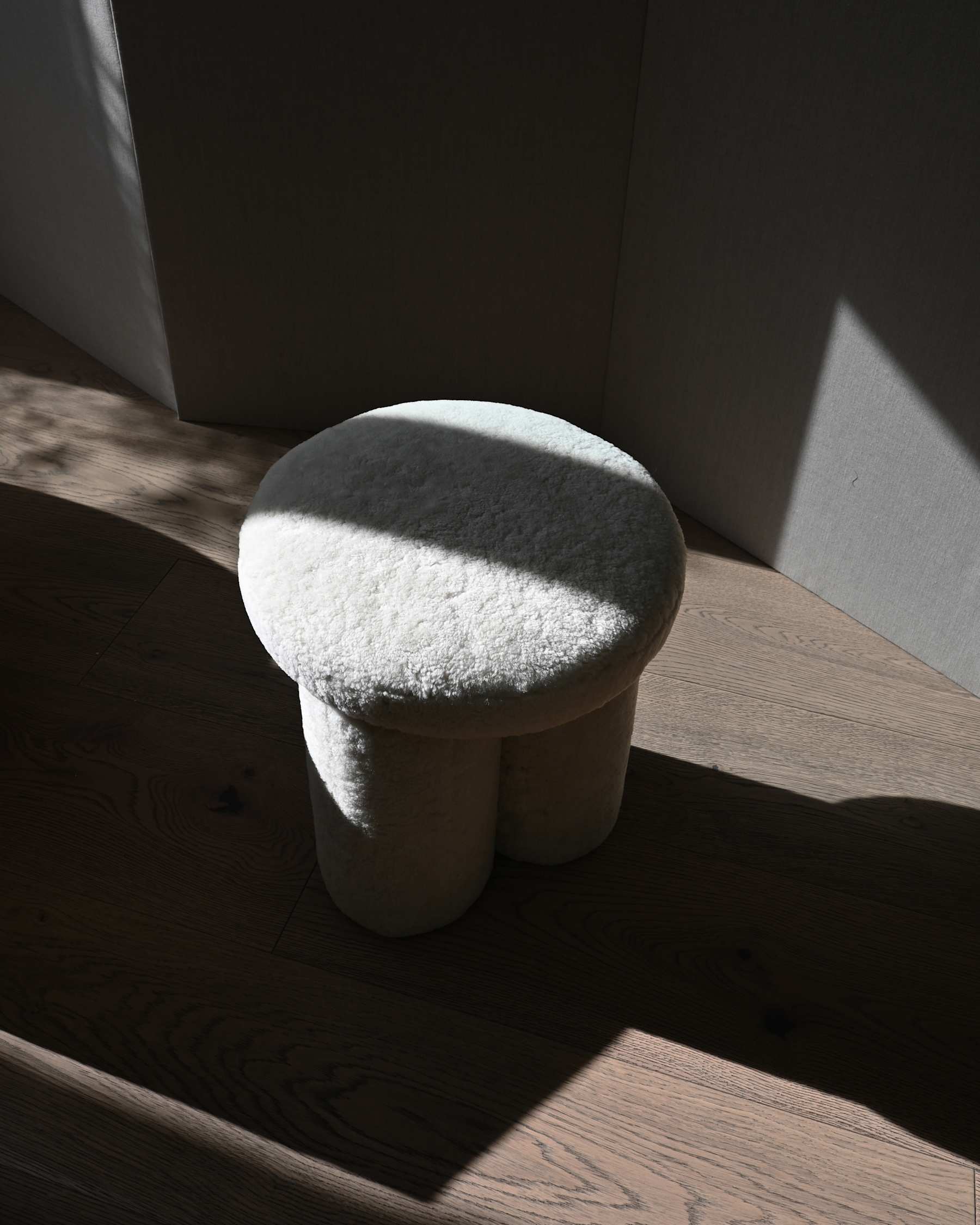 Big Foot Sheepskin Sands stool [Klaudia]