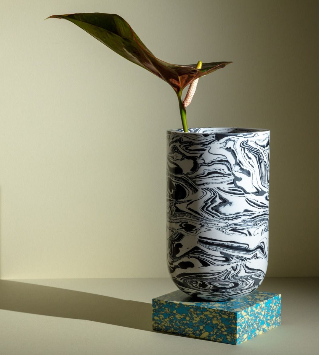 Vase Swirl Schwarz -Weiß -Marmor mit einer türkisfarbenen Basis [Julia] [Amelia Spring]