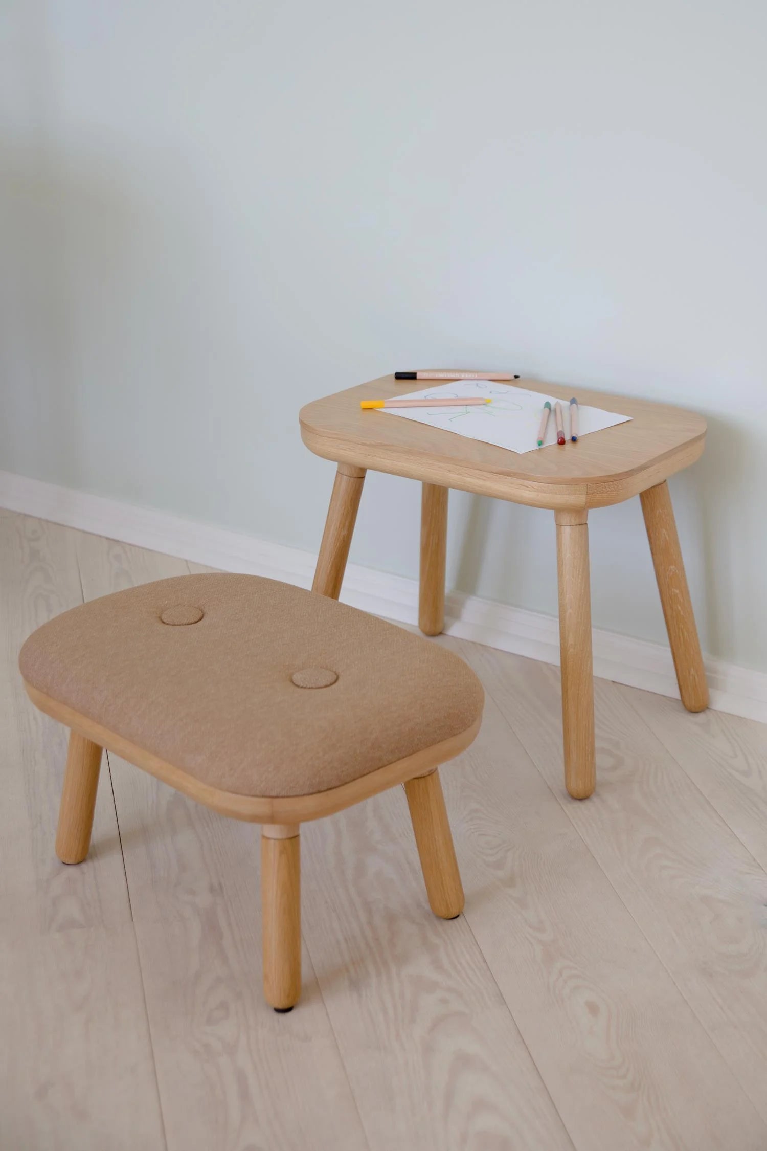 Hocker PAFF karamellfarben mit Eichenbasis
