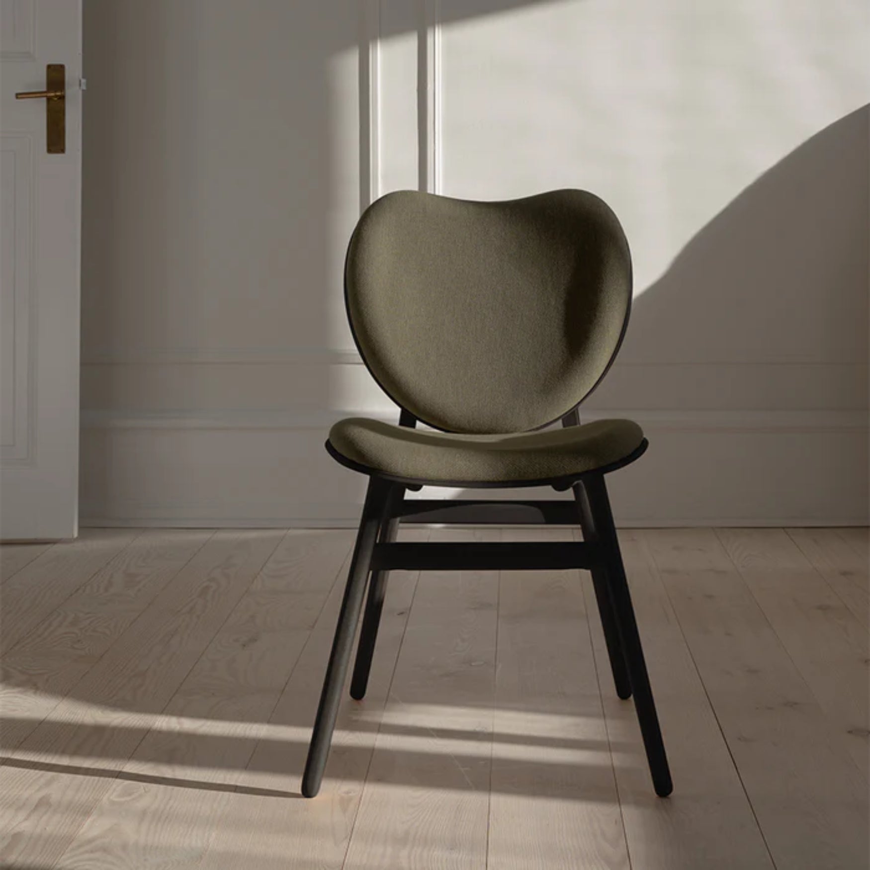 CONVERSATION chair green with black oak base