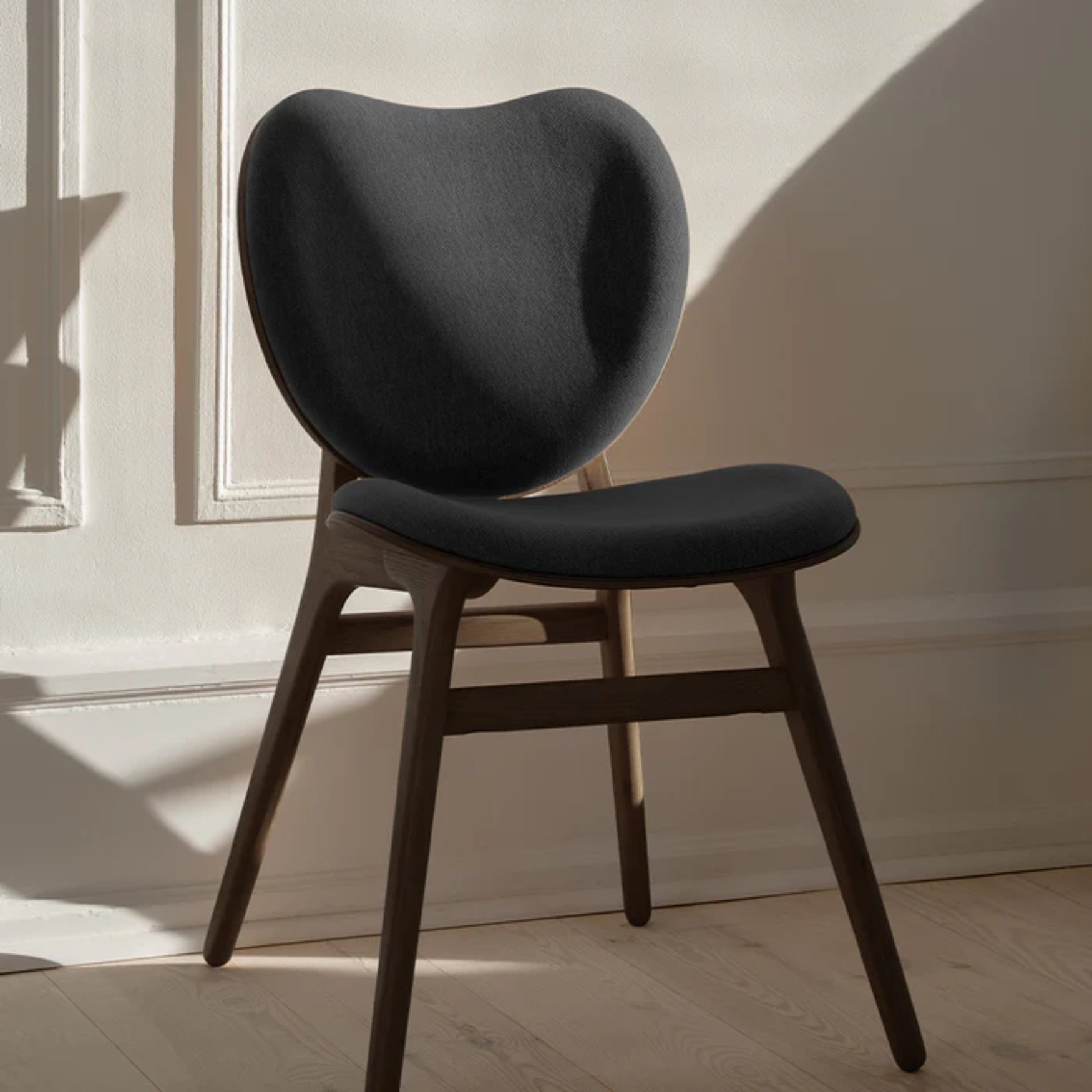 CONVERSATION chair dark gray with dark oak base