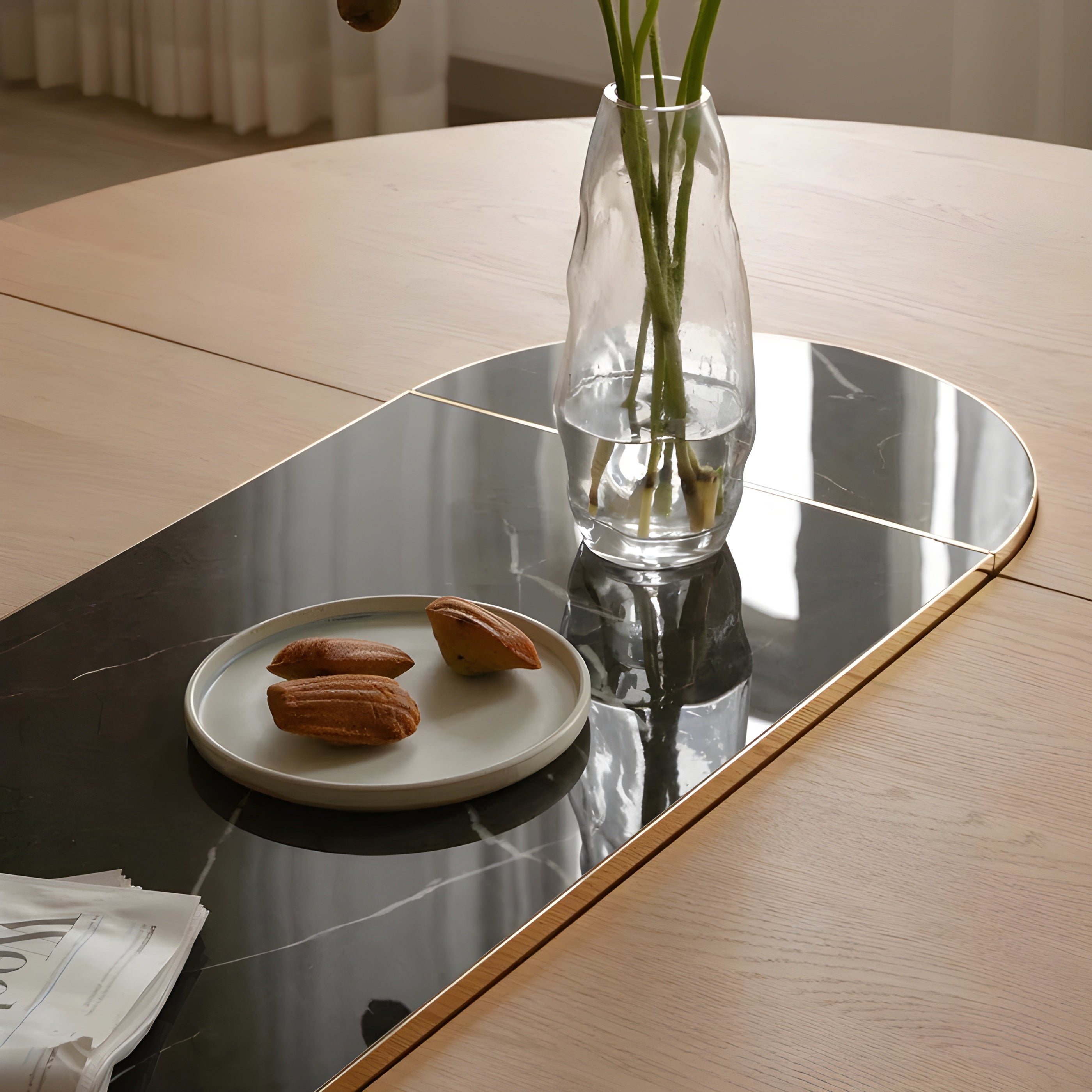 Ausziehbarer runder Tisch COMFORT CIRCLE aus Eiche mit Marmortischplatte