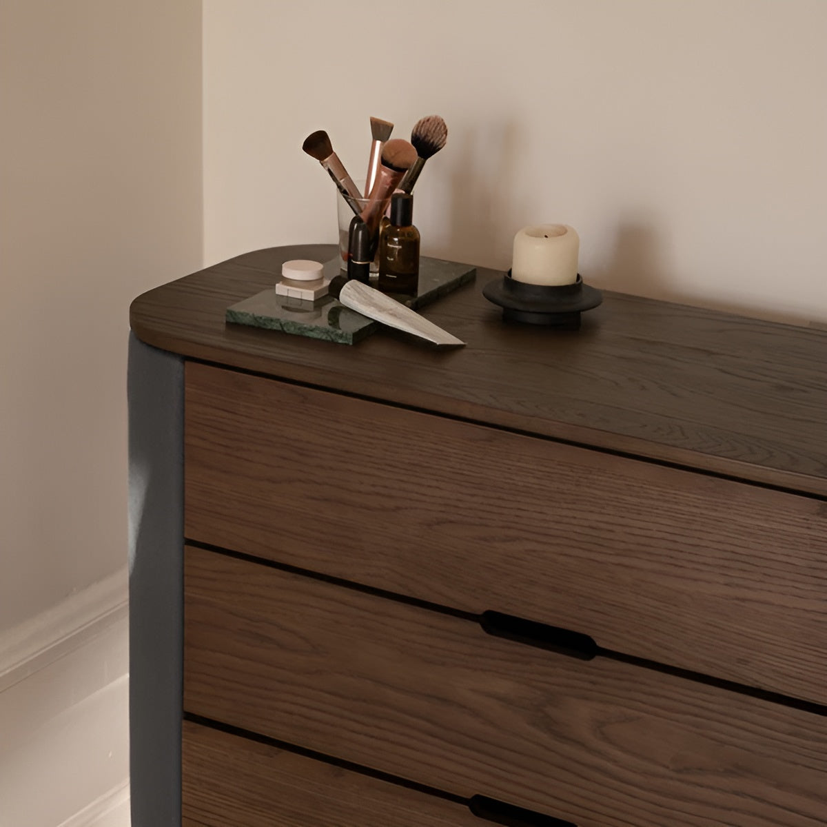 Schrank TREASURES dunkelgrau mit dunklem Eichenfuß