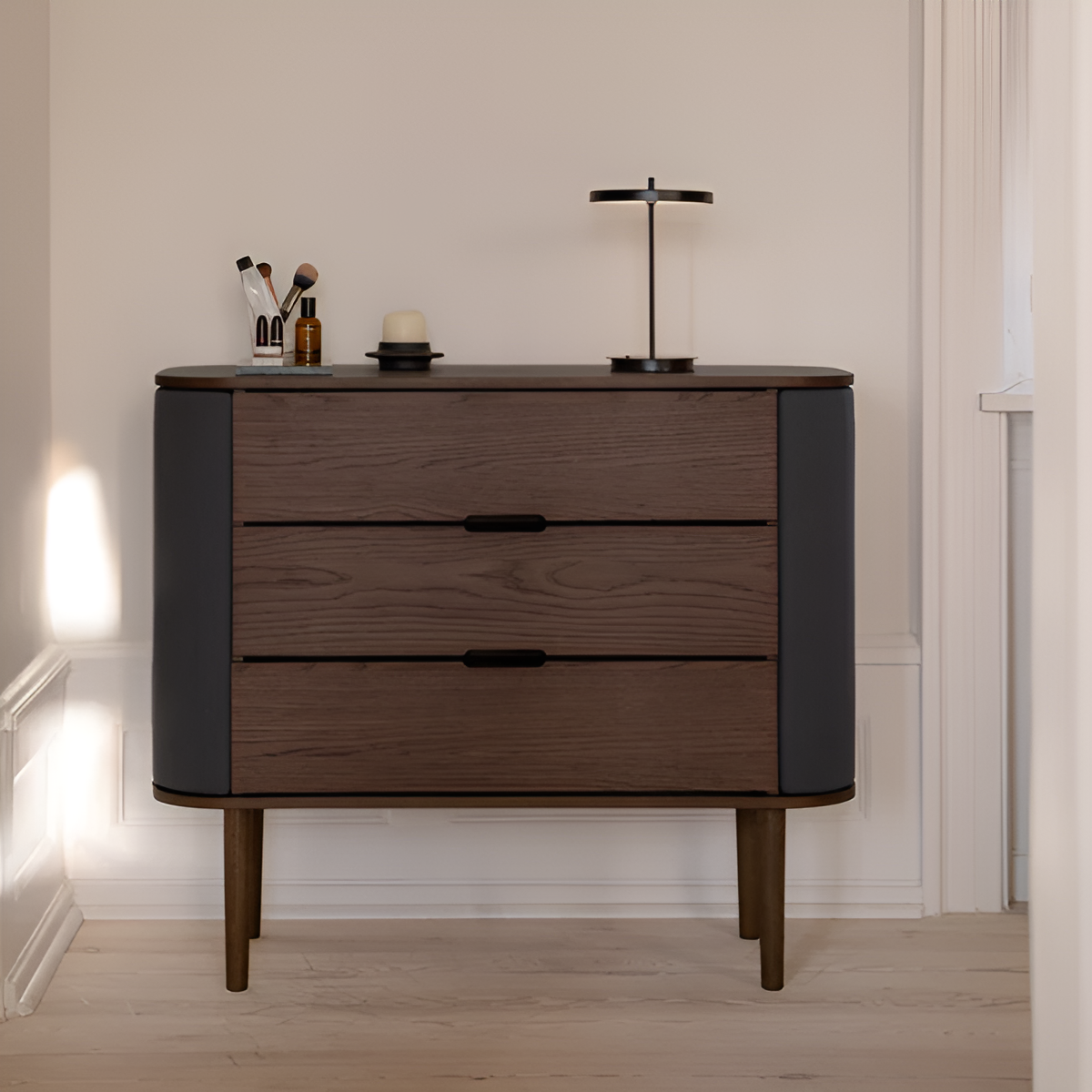 Schrank TREASURES dunkelgrau mit dunklem Eichenfuß
