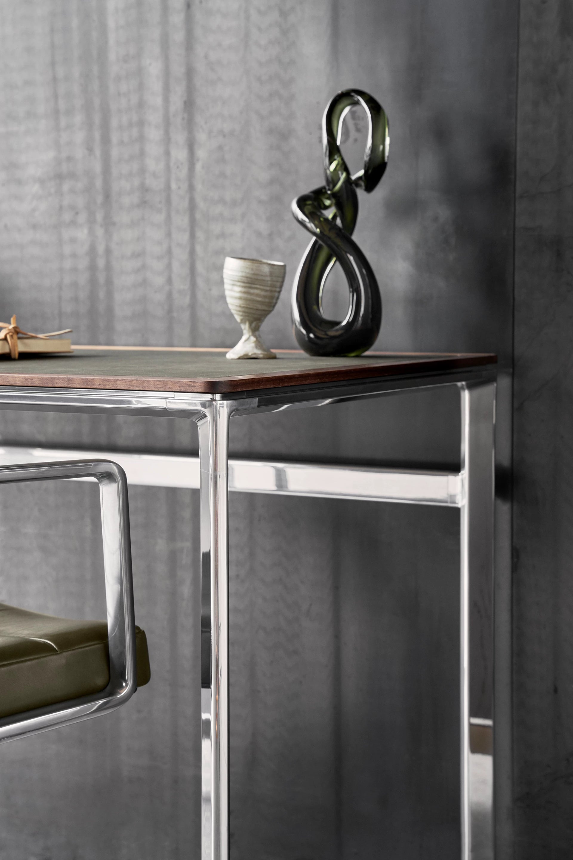 Schreibtisch STUDIO grüner Lederoberfläche mit Nussbaumrahmen und Aluminiumfuß