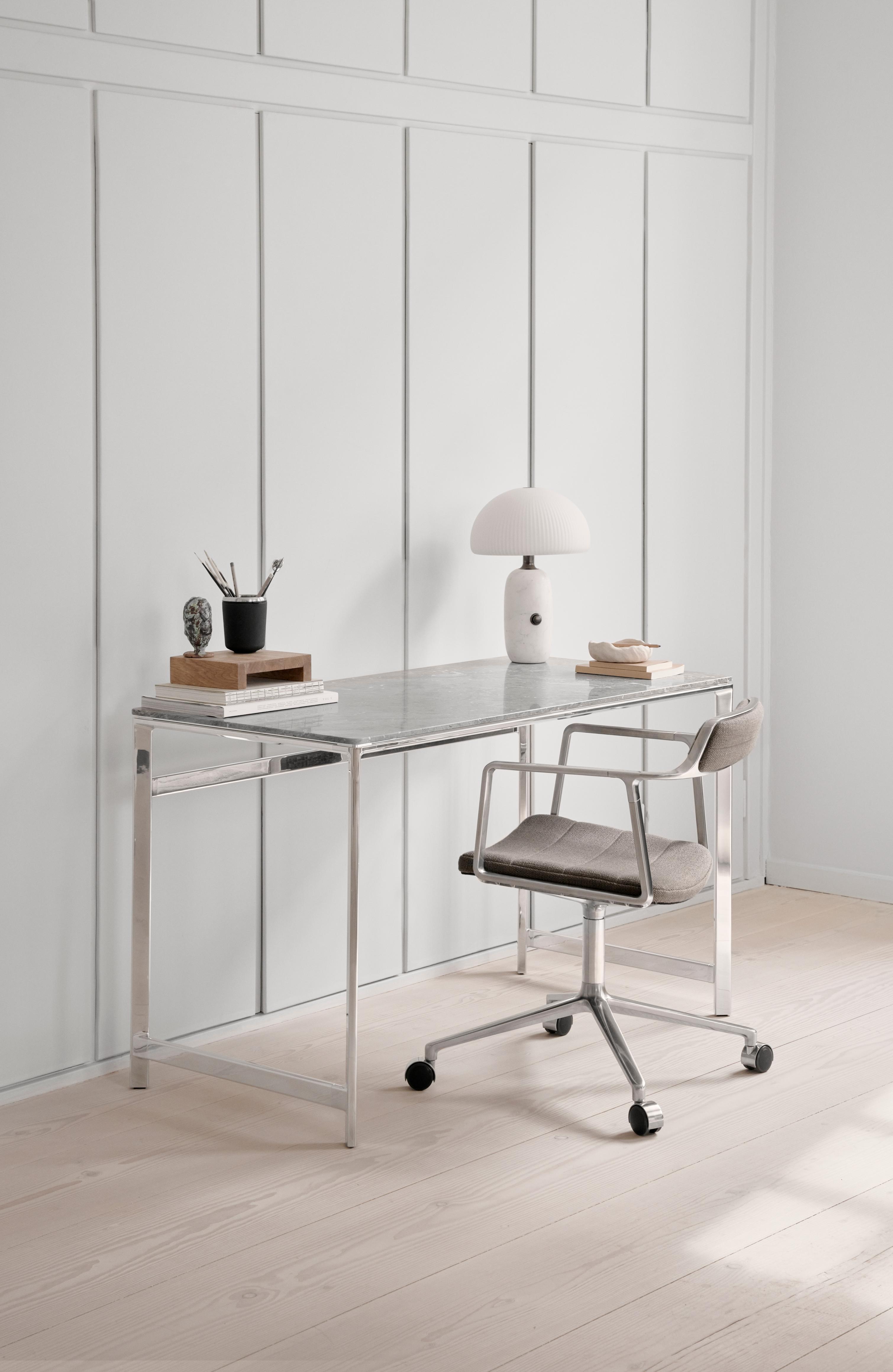 Schreibtisch STUDIO mit marmorierter Platte