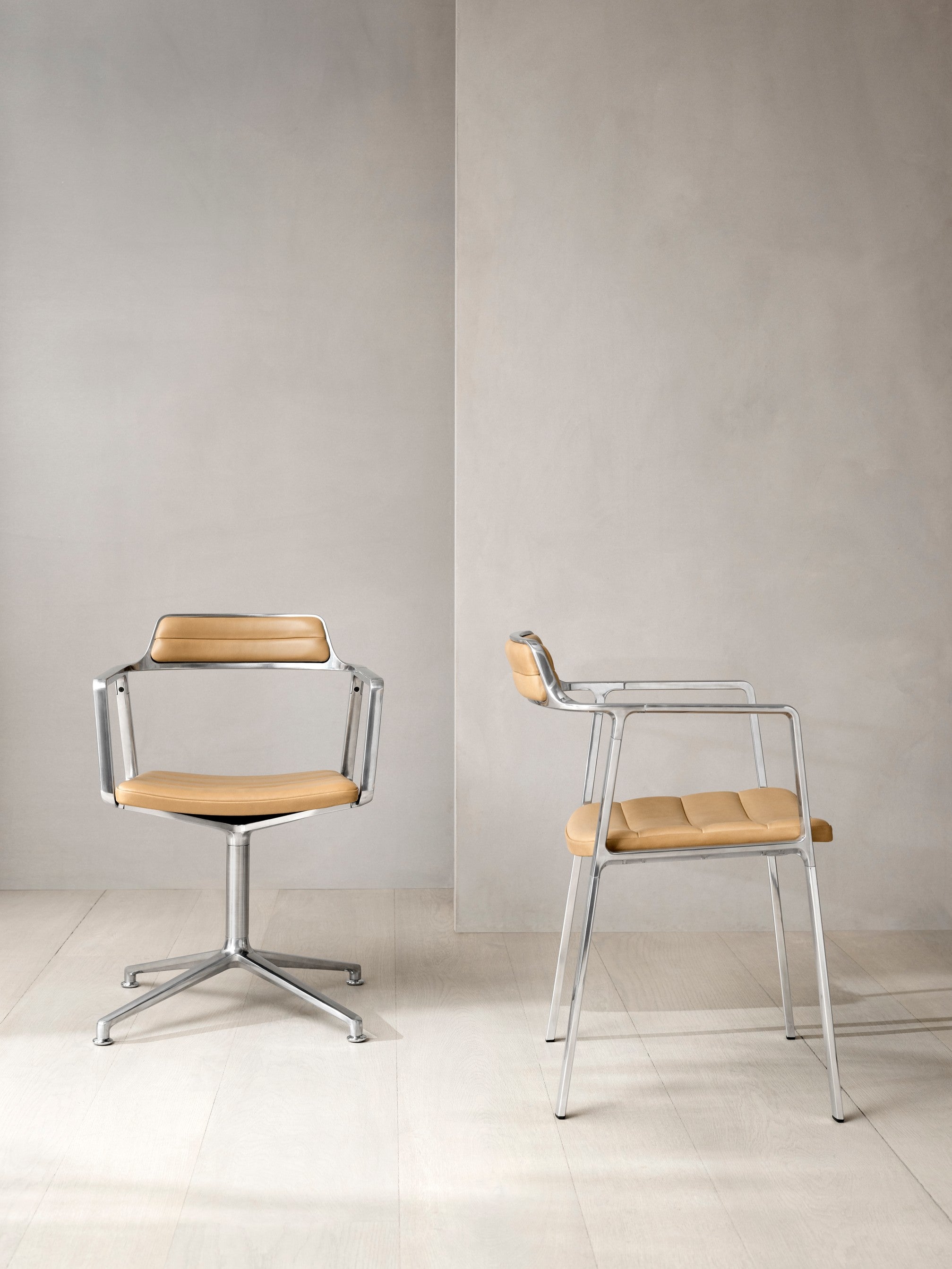 Bürostuhl 452 karamelbraunes Leder mit Metallbasis