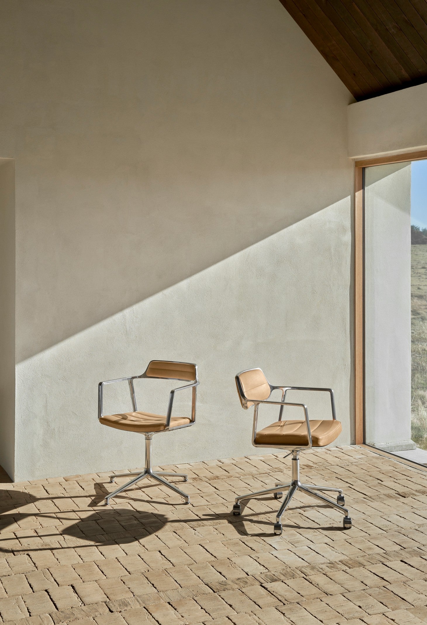 Bürostuhl 452 karamelbraunes Leder mit Metallbasis