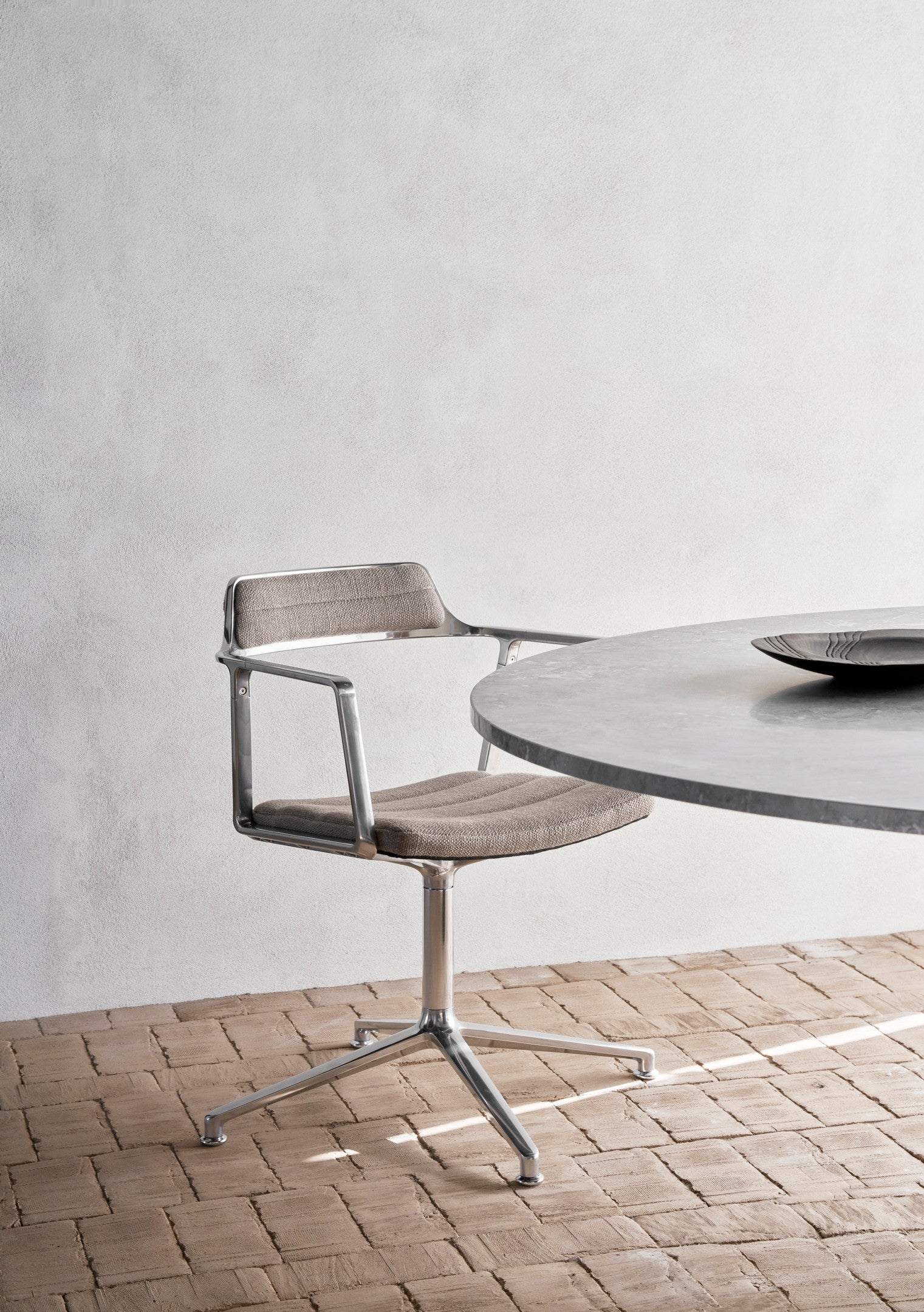 Bürostuhl 452 sandfarbener Stoff mit Metallbasis