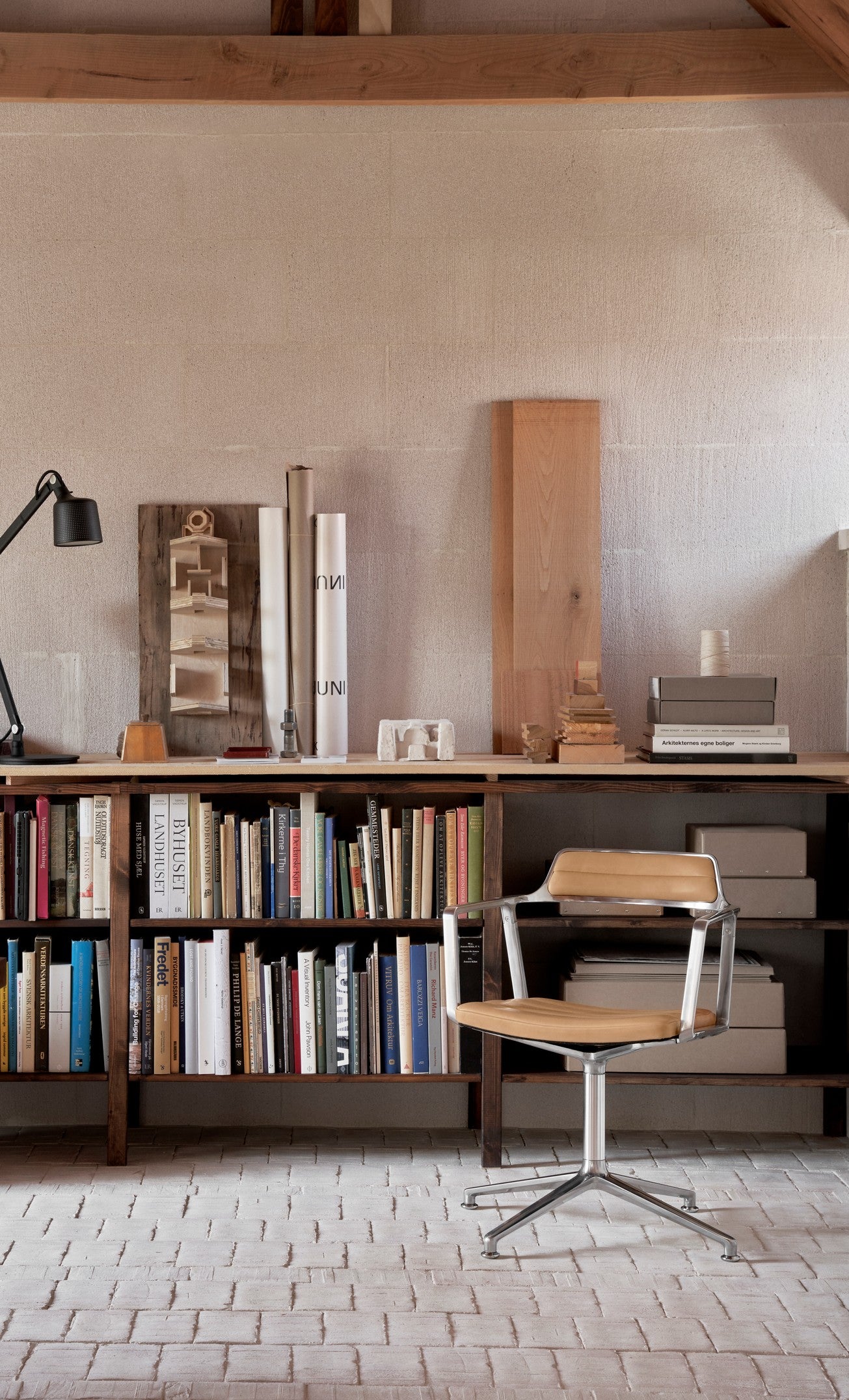 Bürostuhl 452 karamelbraunes Leder mit Metallbasis