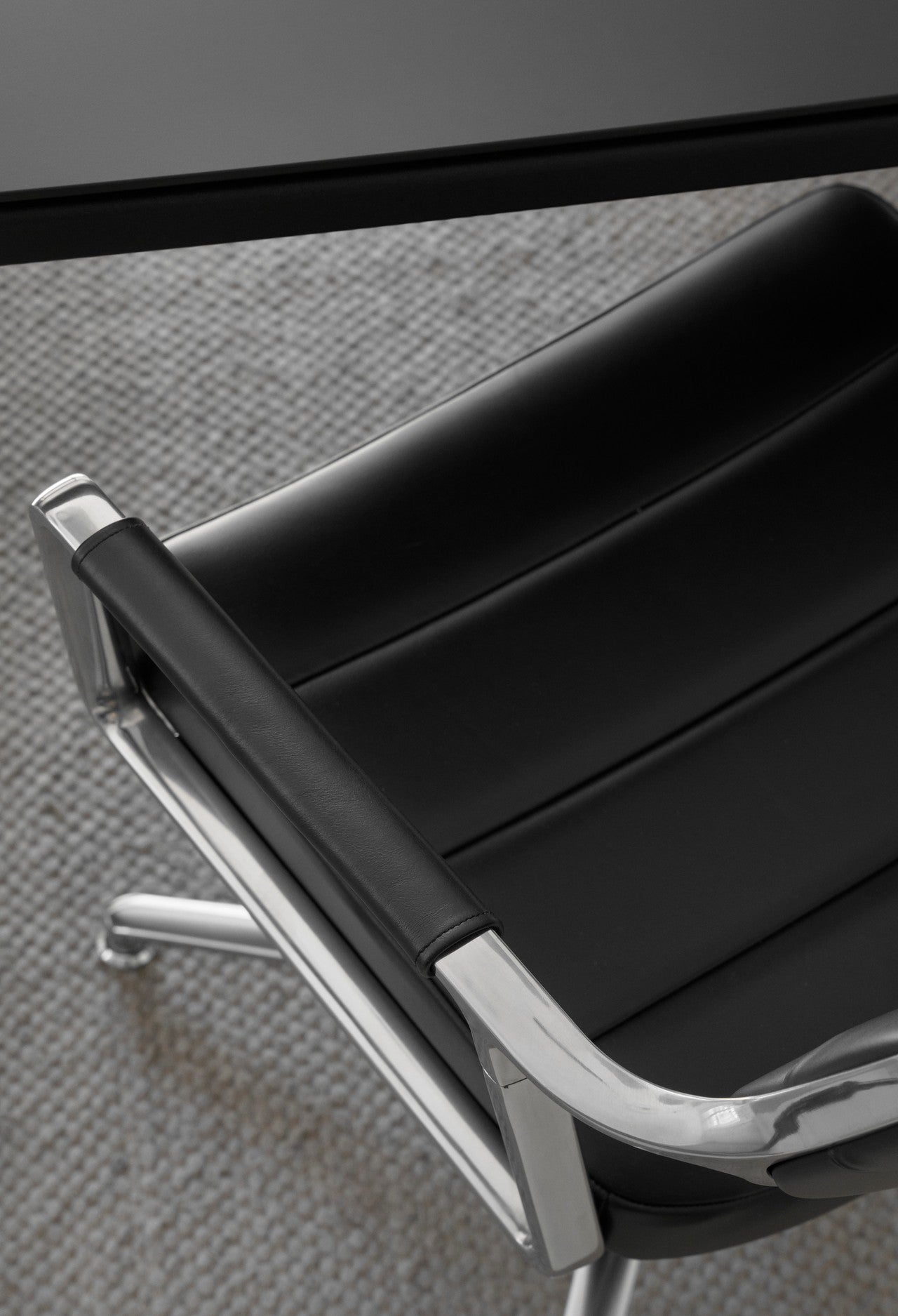 Bürostuhl 453 schwarze Leder mit Metallbasis