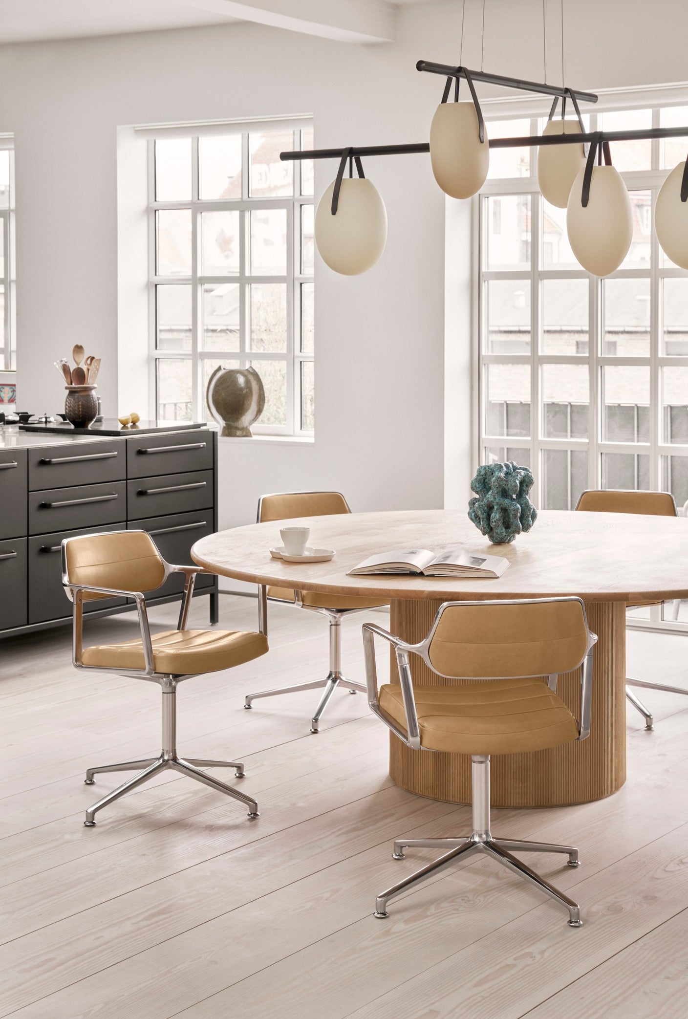 Bürostuhl 453 karamelbraunes Leder mit Metallbasis