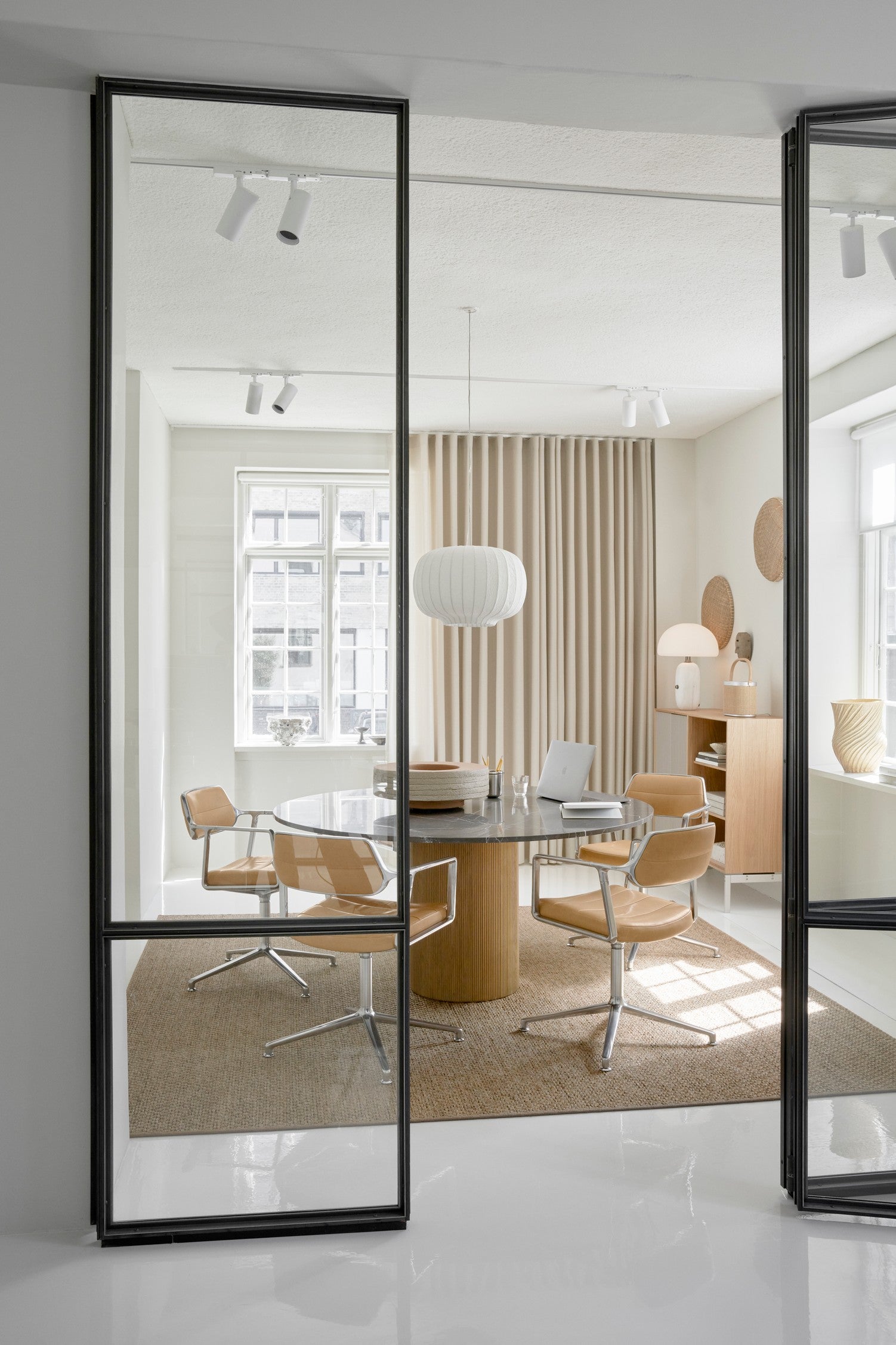 Bürostuhl 453 karamelbraunes Leder mit Metallbasis