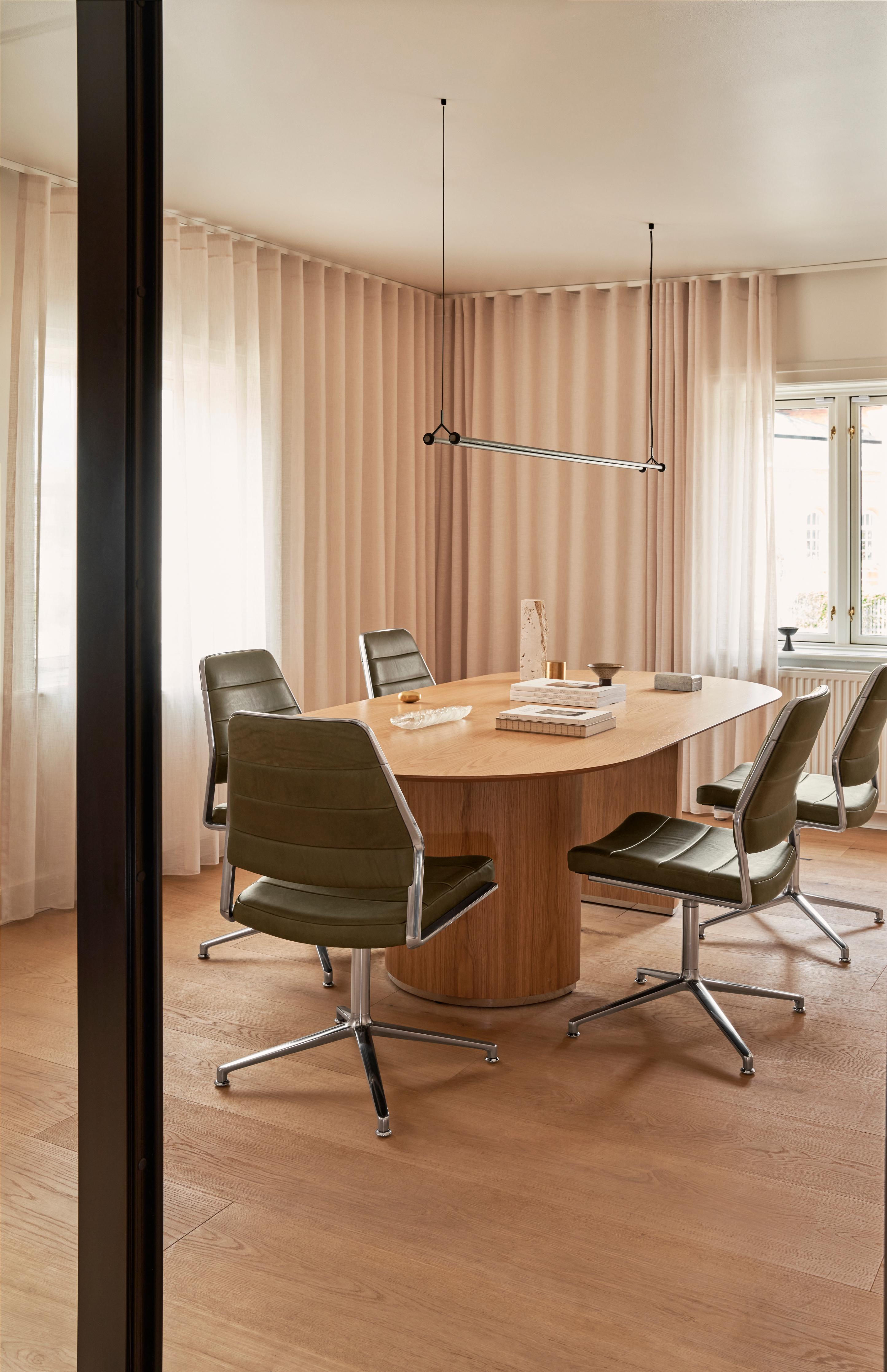 Bürostuhl 454 in hellgrauem Stoff mit Metallbasis