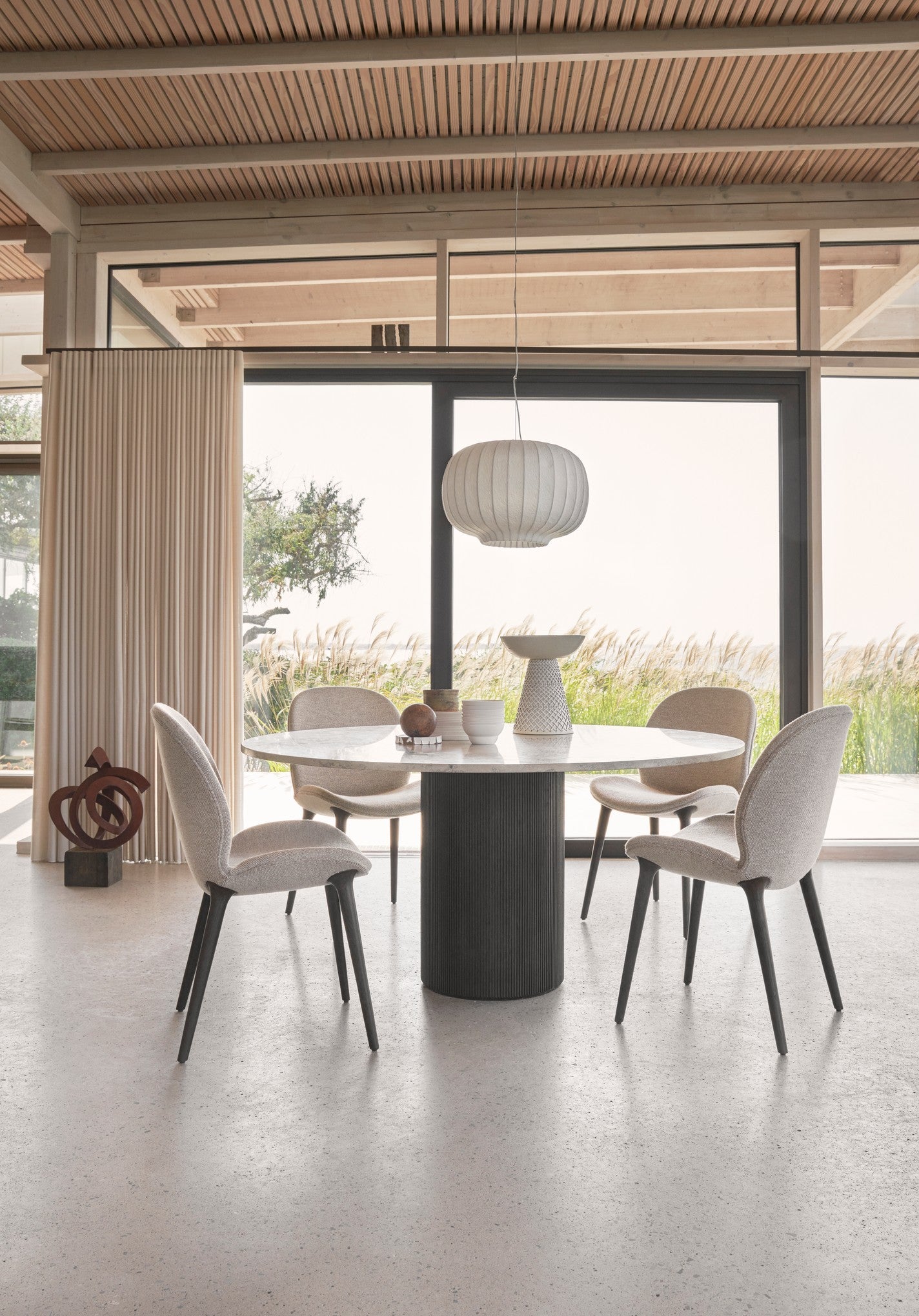 Stuhl LODGE beige mit dunklem Eichenfuß