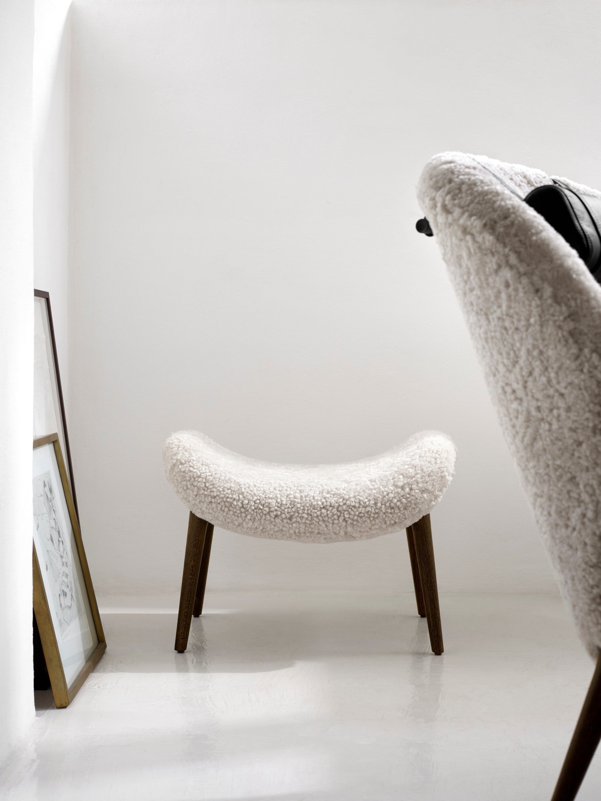 Hocker LODGE cremefarbener Schafpelz mit dunklem Eichenfuß