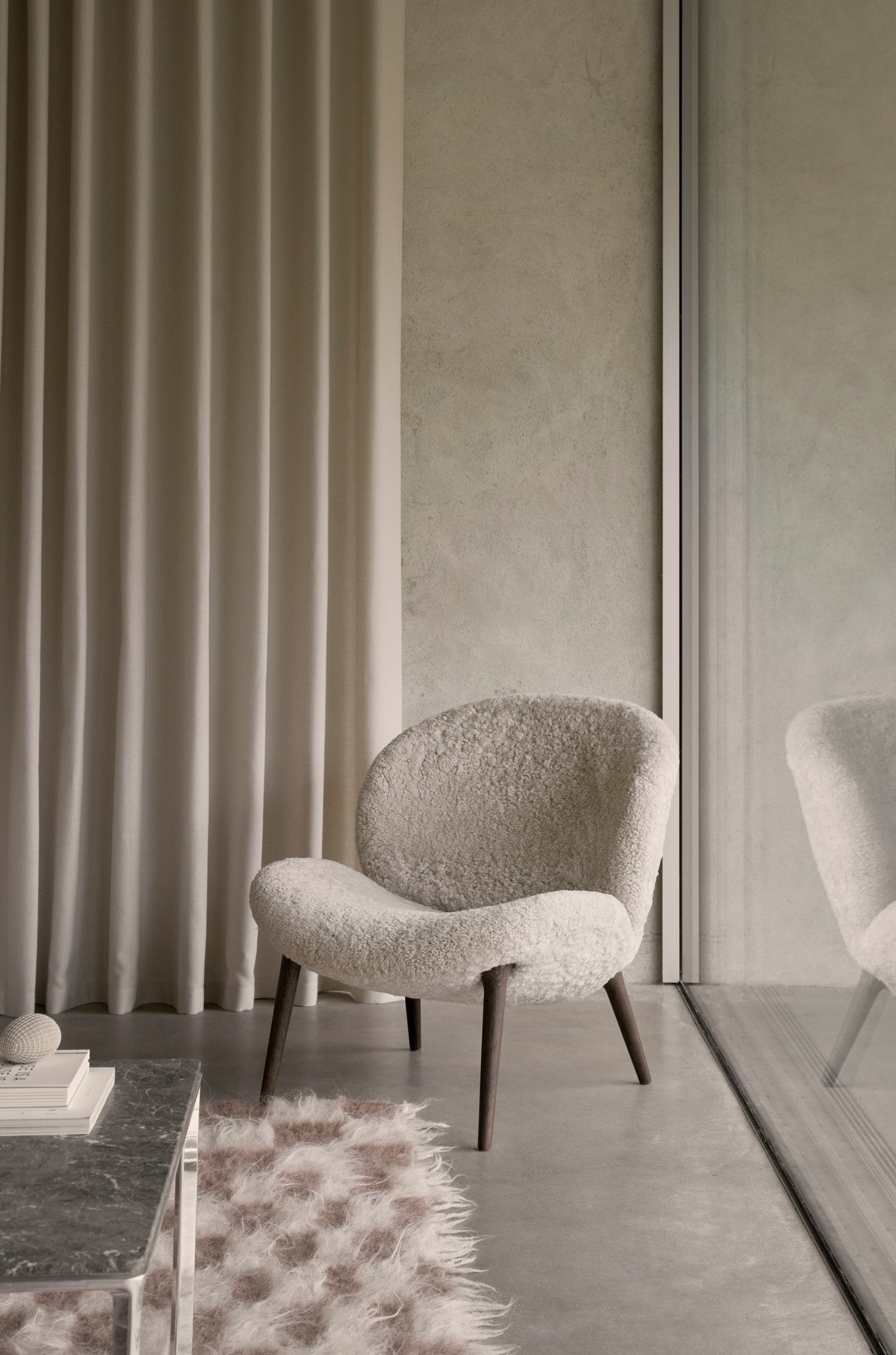 Sessel LODGE cremefarbener Schafsfellbezug mit dunkler Eichenbasis