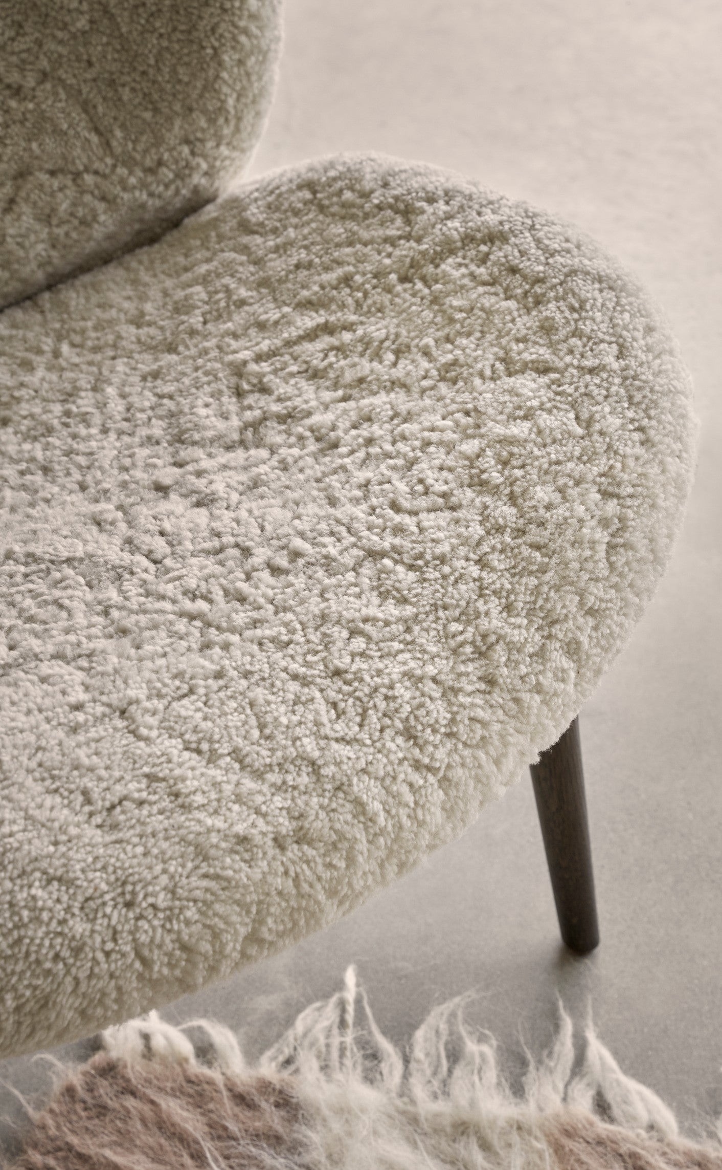 Sessel LODGE cremefarbener Schafsfellbezug mit dunkler Eichenbasis