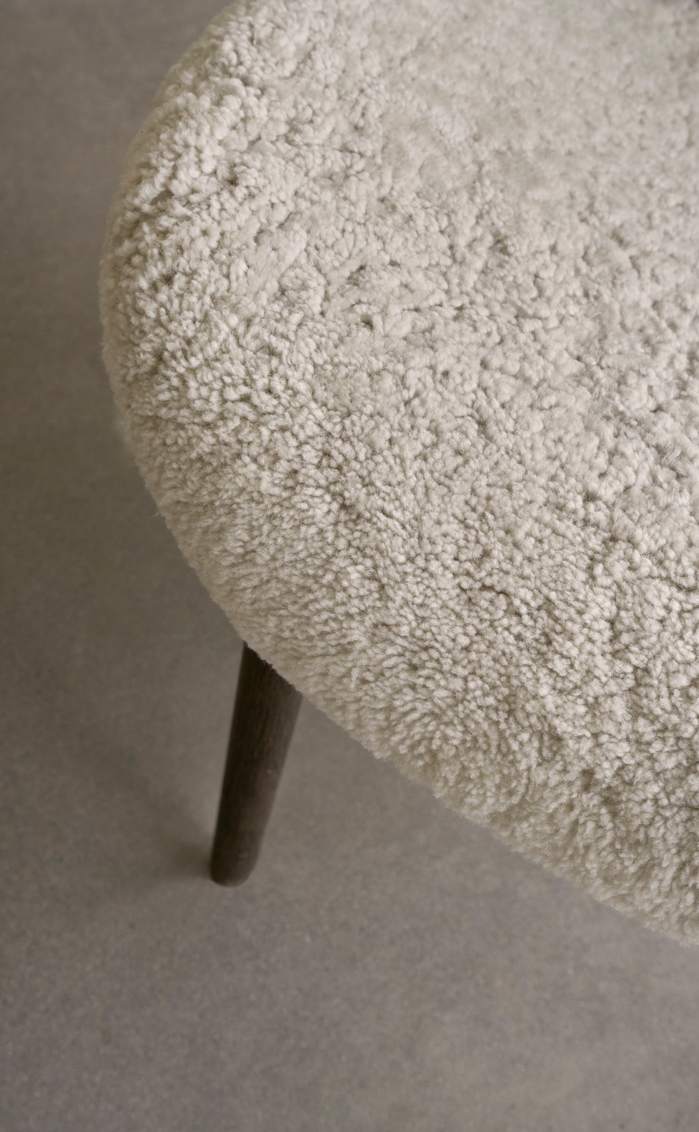 Sessel LODGE cremefarbener Schafsfellbezug mit dunkler Eichenbasis