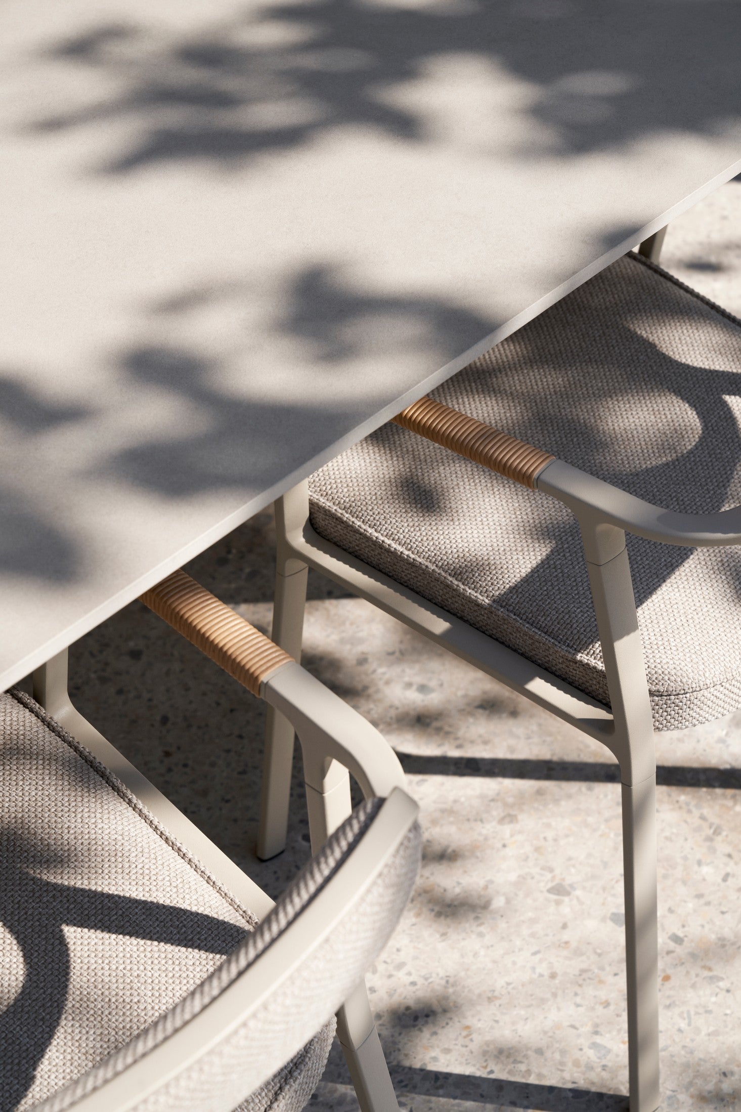 Stół zewnętrzny 718 ceramiczny blat z drewnianą podstawą – styl minimalistyczny