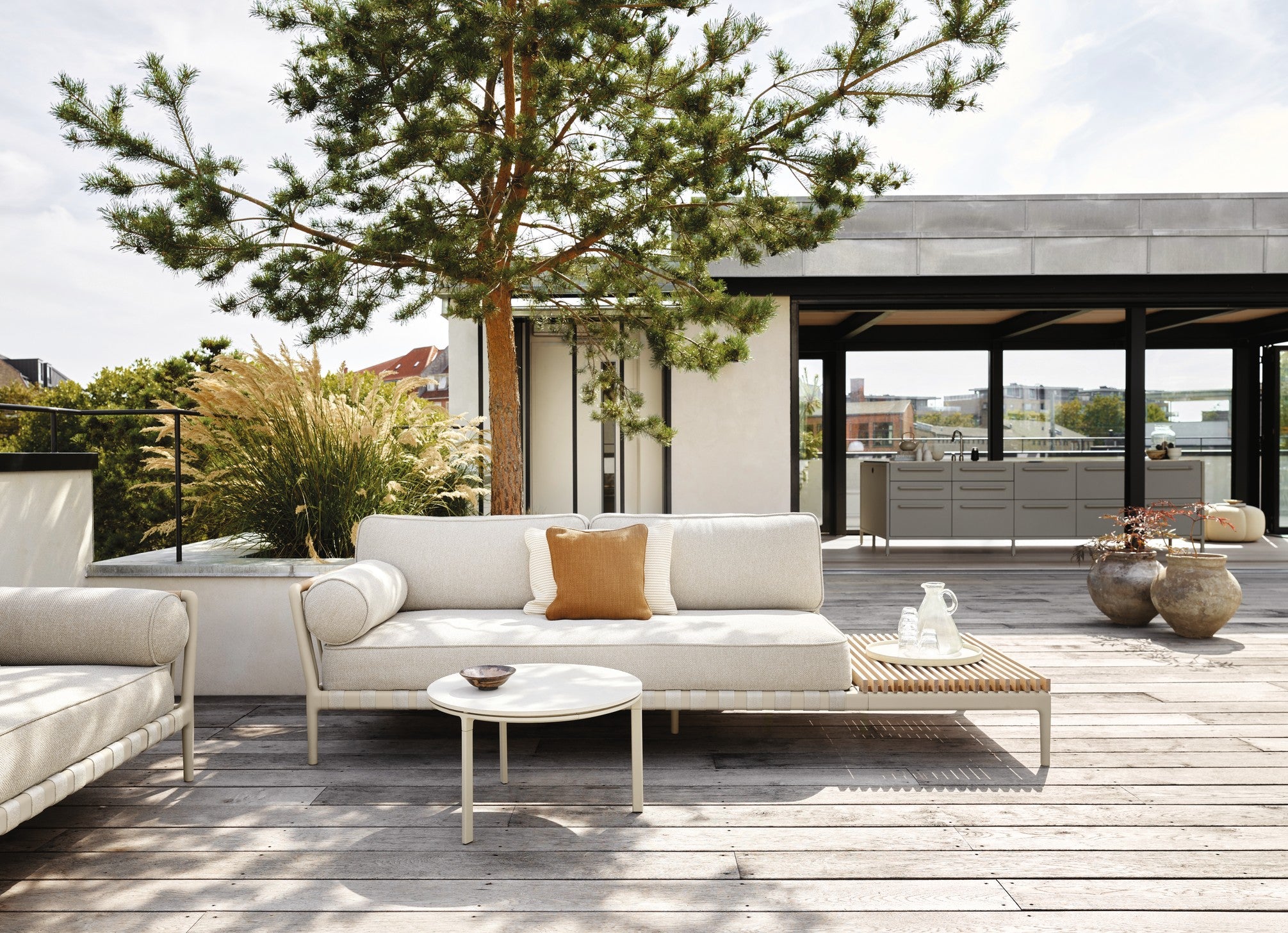 Kanapa zewnętrzna 2-osobowa prawostronna 720 jasnoszary – drewno
